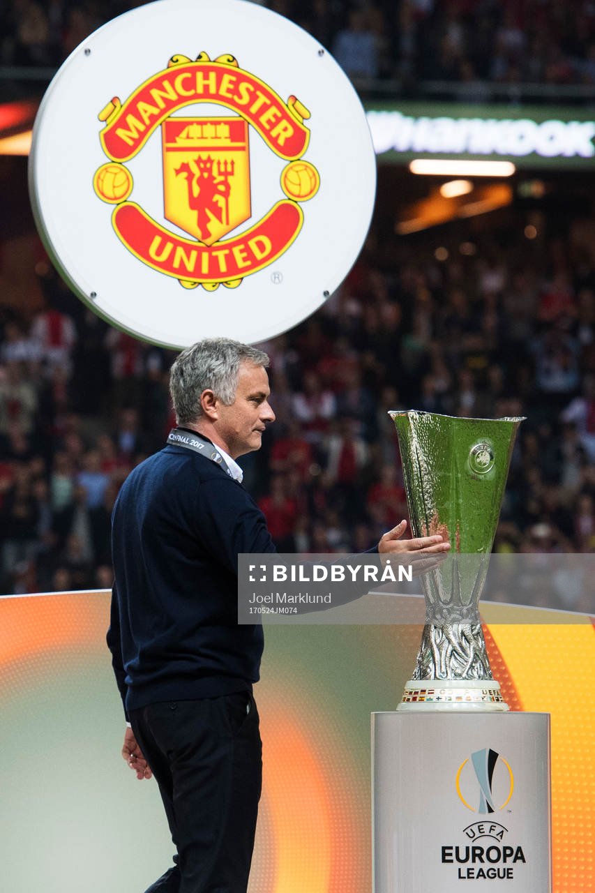 Manchester Uniteds tränare José Mourinho klappar pokalen