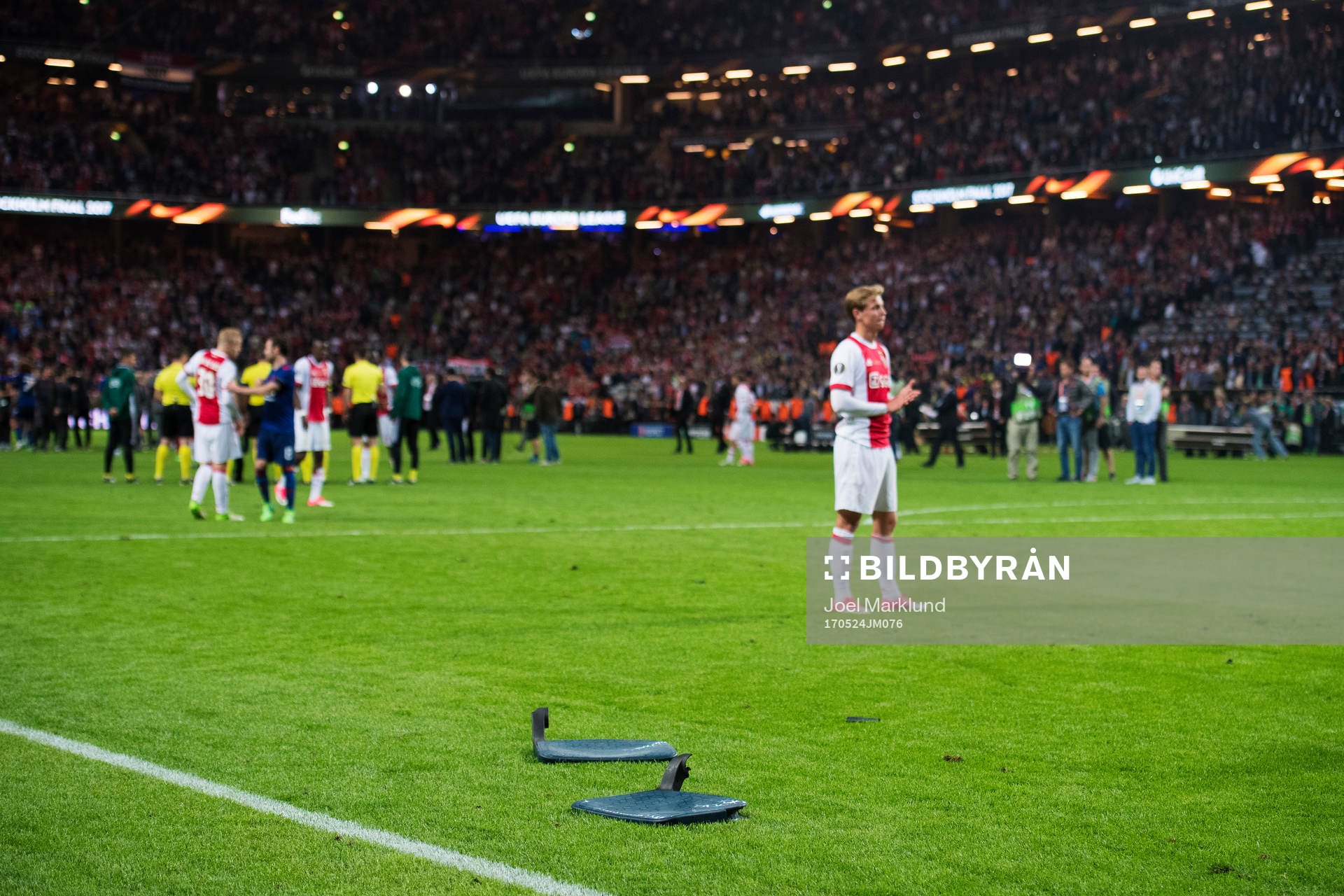 Inkastade stolar framför Ajax-spelare
