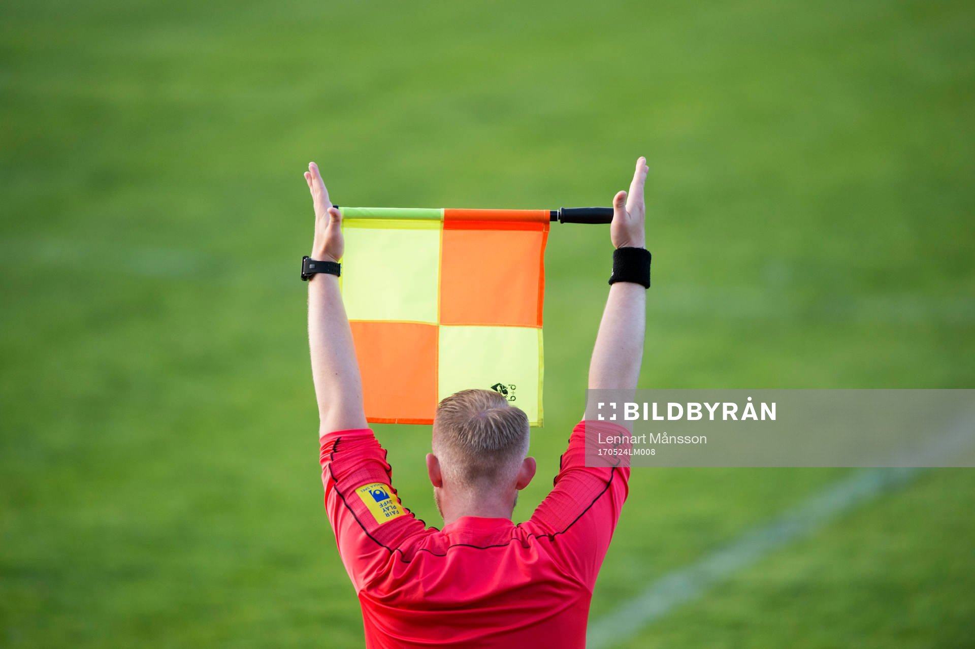 Assisterande domaren signalerar byte i matchen i division 2