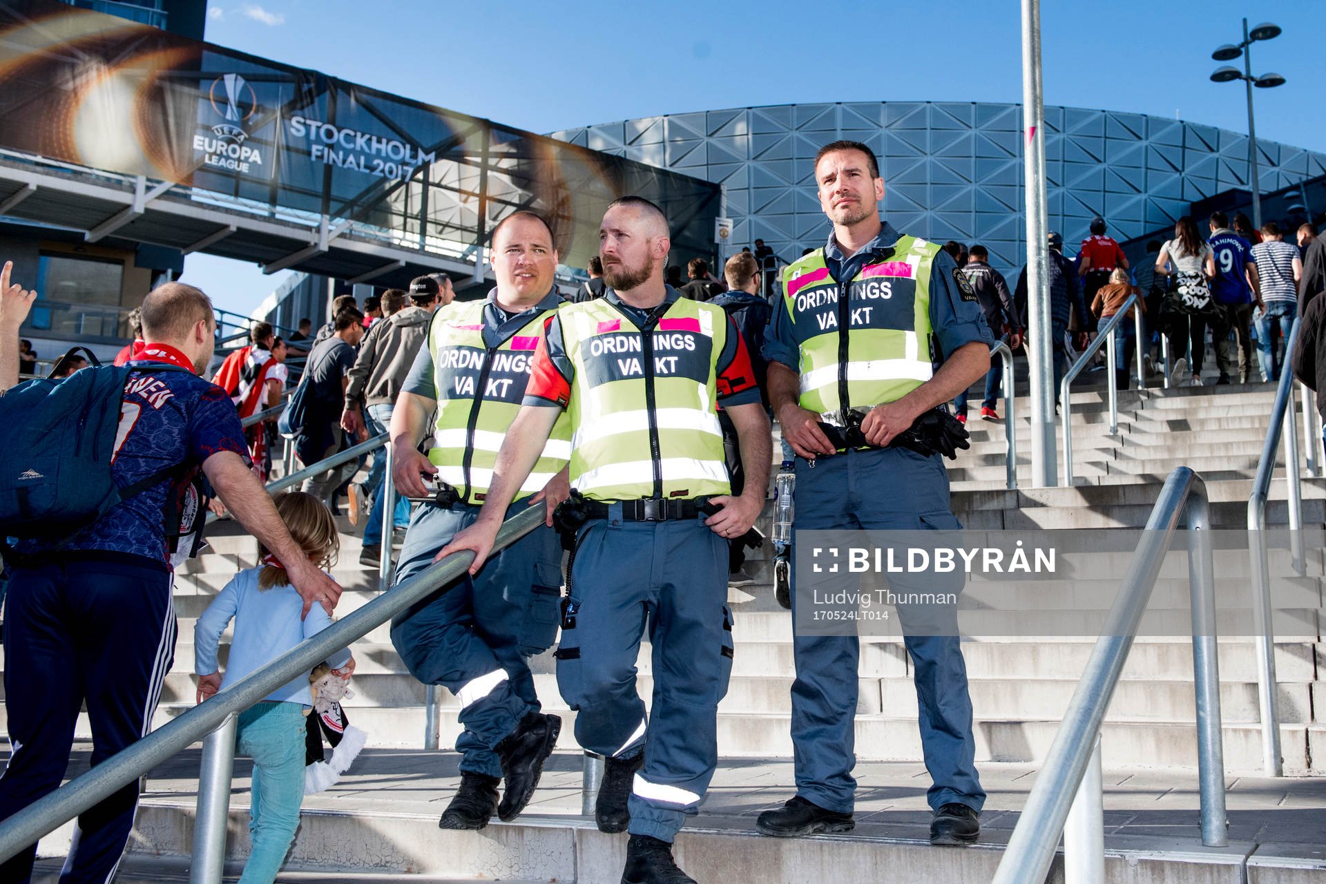 Tre ordningsvakter utanför Friends Arena