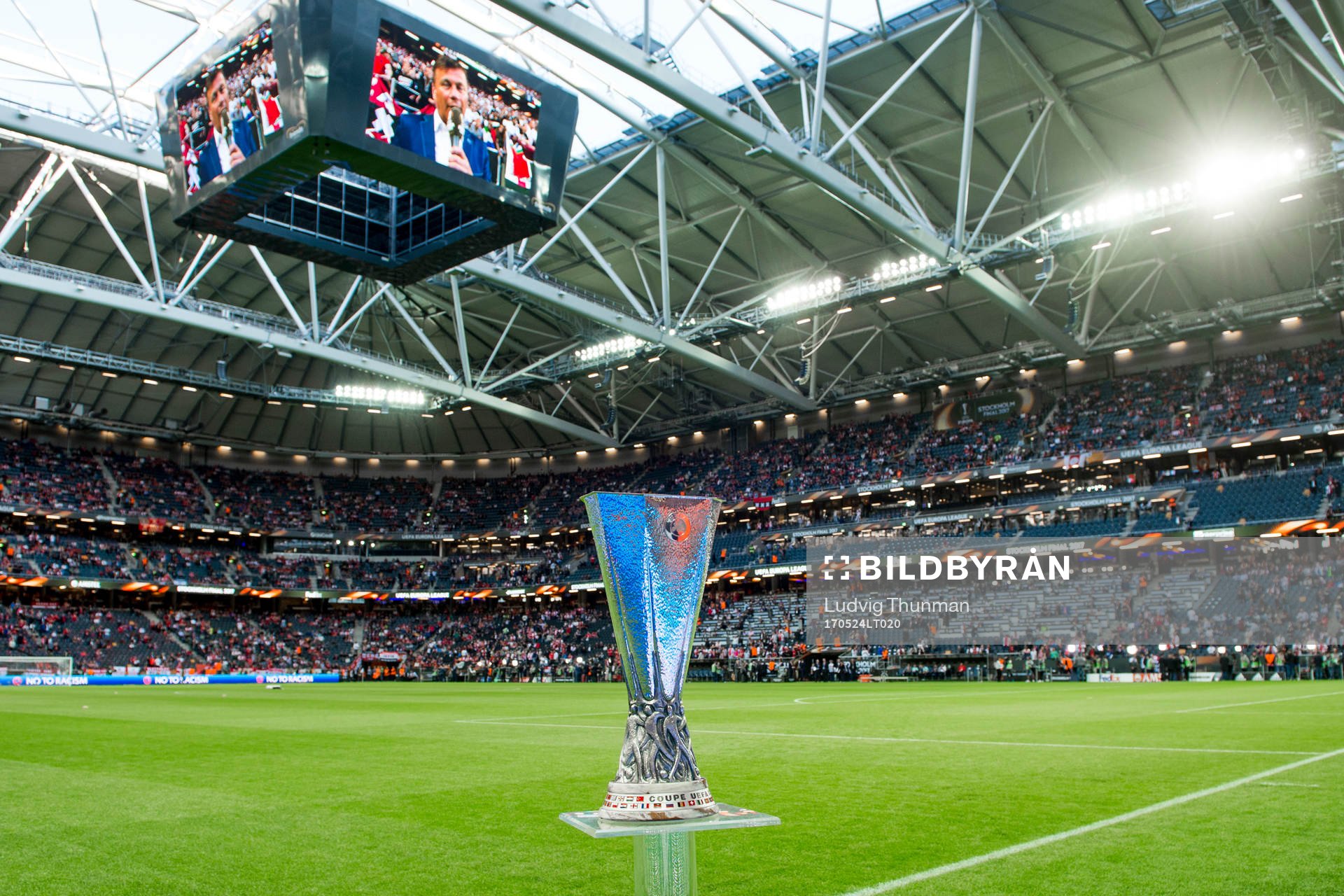 Europa League pokalen visas upp
