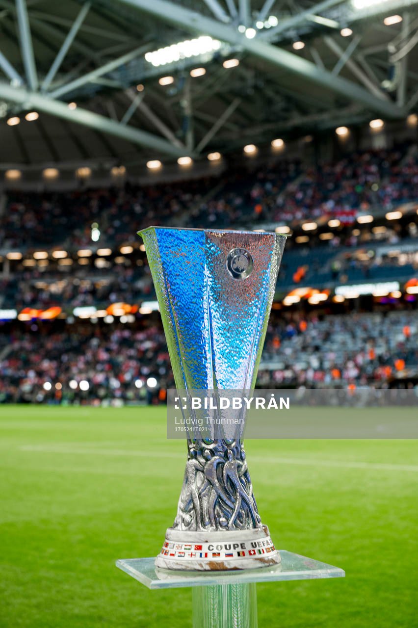 Europa League pokalen visas upp