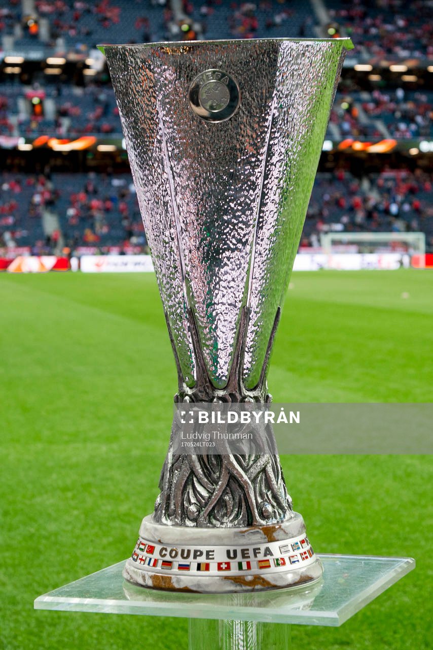 Europa League pokalen visas upp