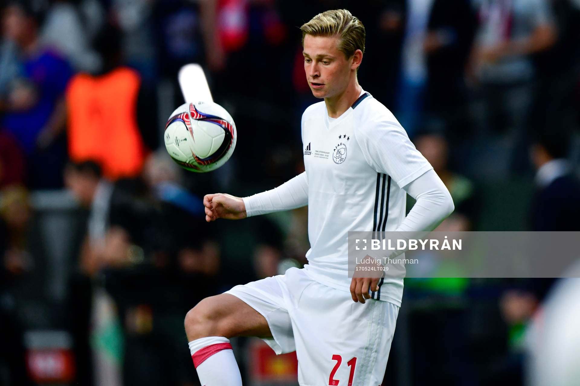Ajax Frenkie de Jong värmer upp