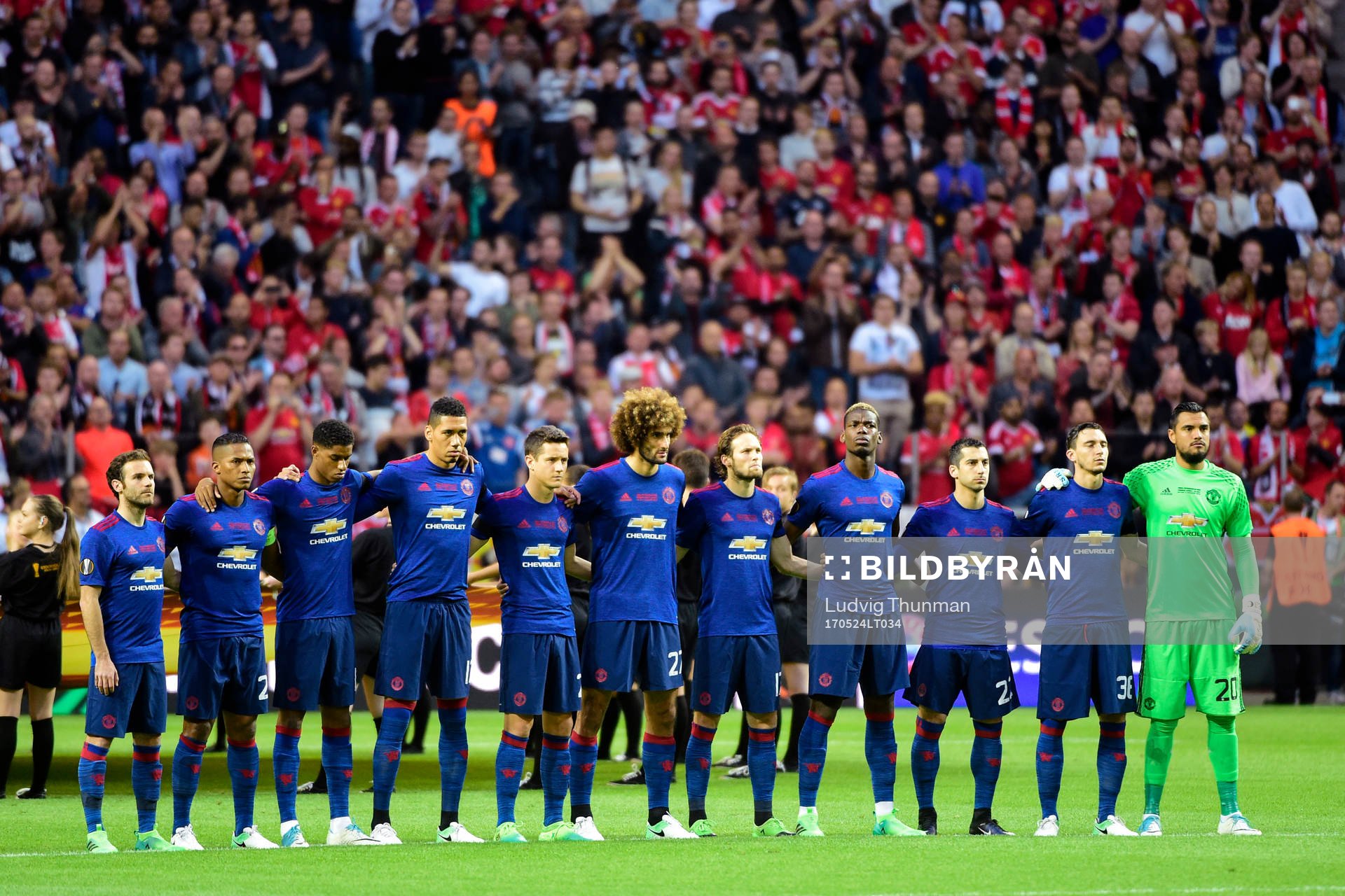 Manchester Uniteds spelare i en tyst minut för offren