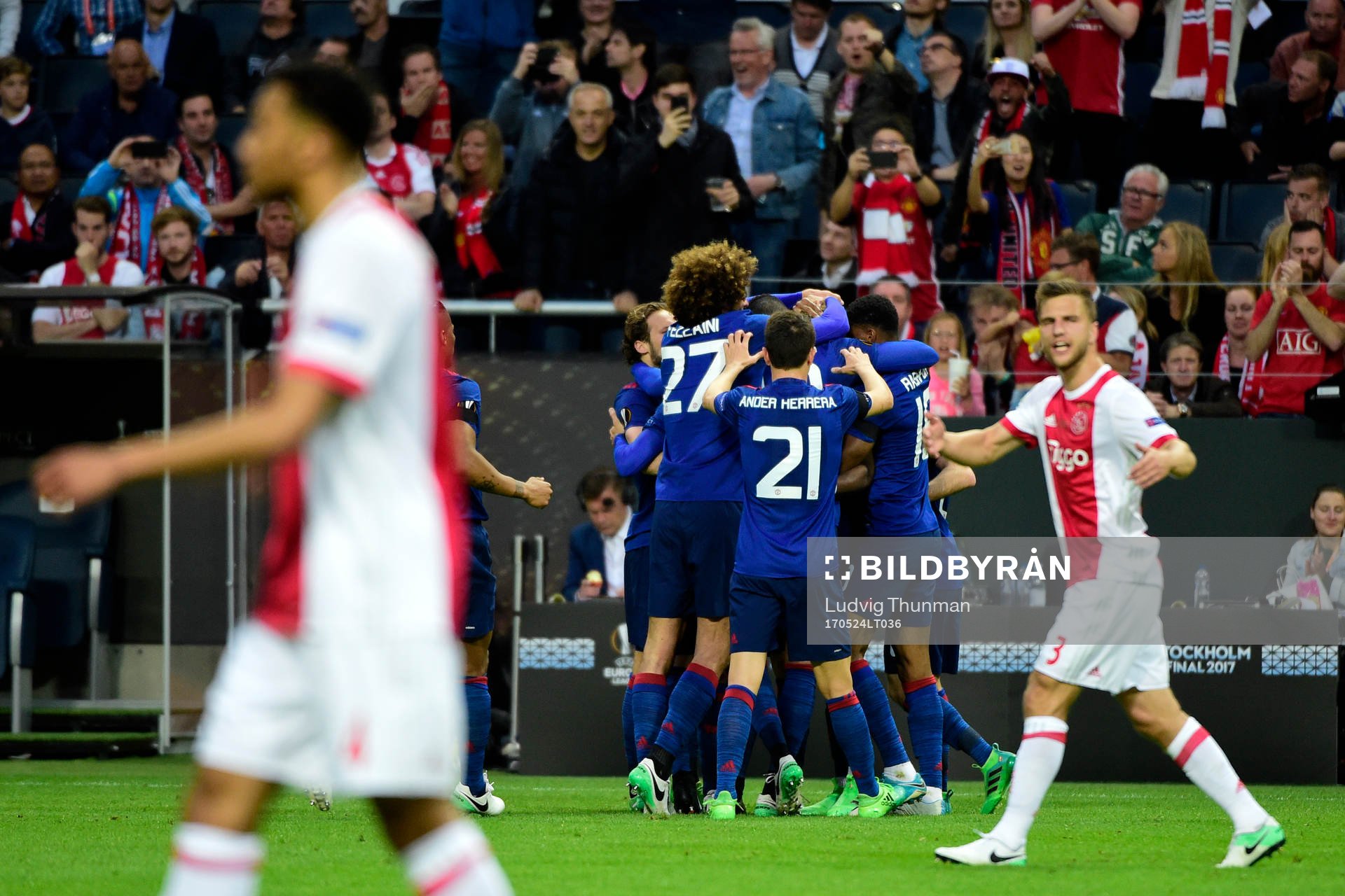 Manchester Uniteds spelare jublar