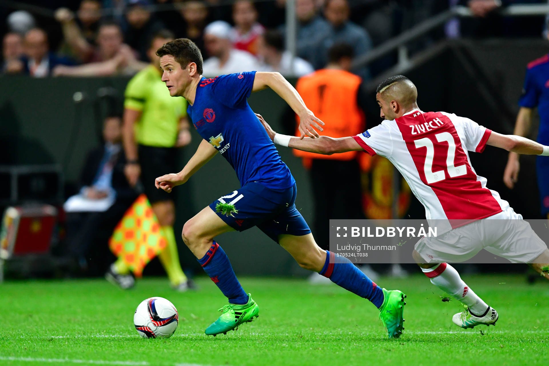 Manchester Uniteds Ander Herrera jagas av Ajax Hakim Ziyech