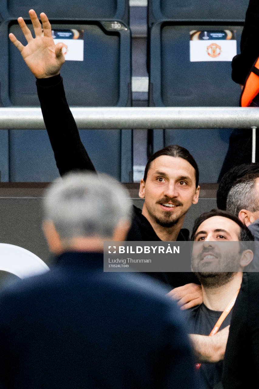 Manchester Uniteds Zlatan Ibrahimovic vinkar