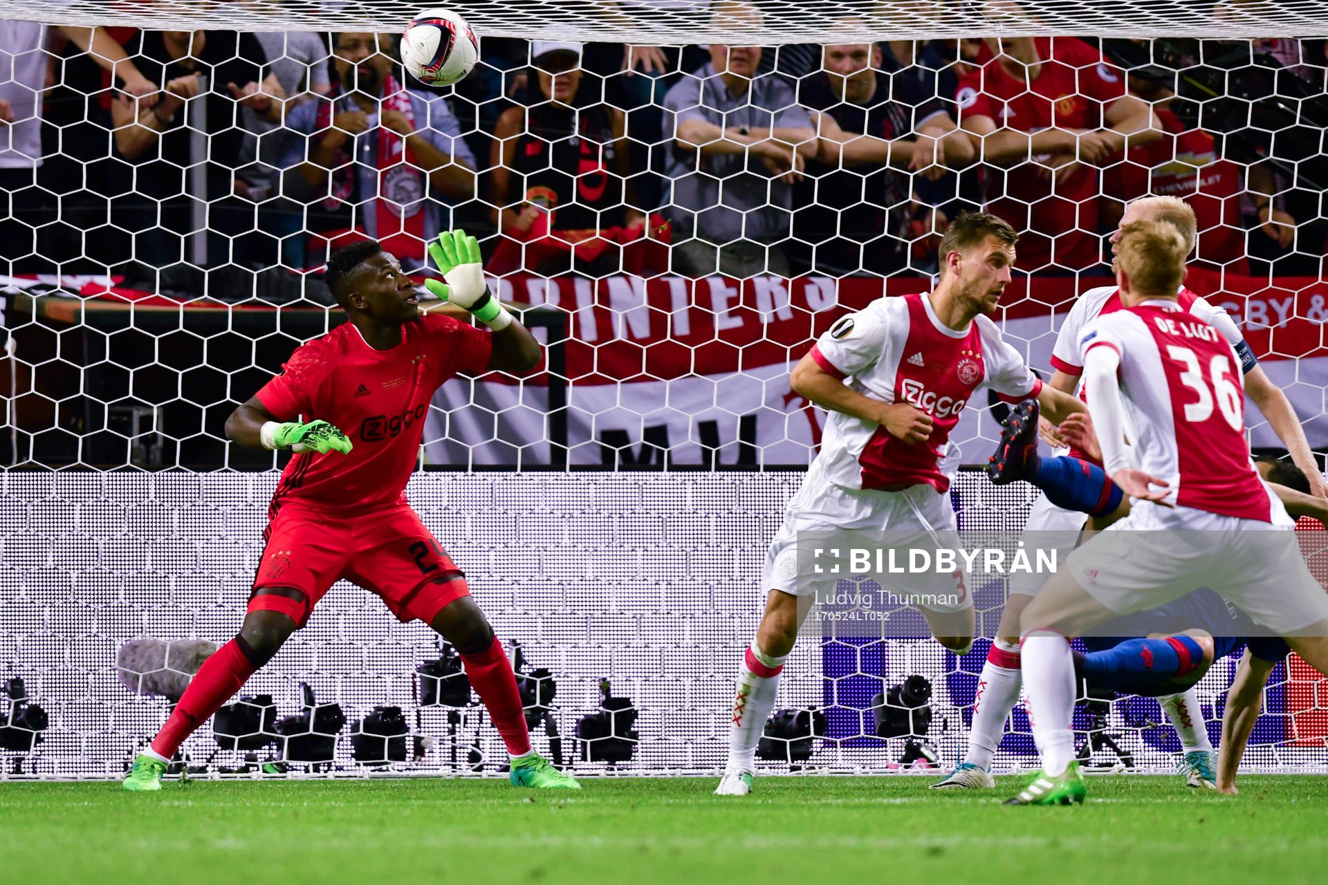 Ajax målvakt Andre Onana ser bollen gå i mål då