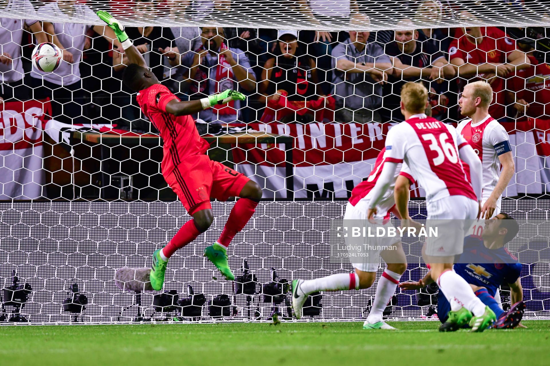 Ajax målvakt Andre Onana ser bollen gå i mål då