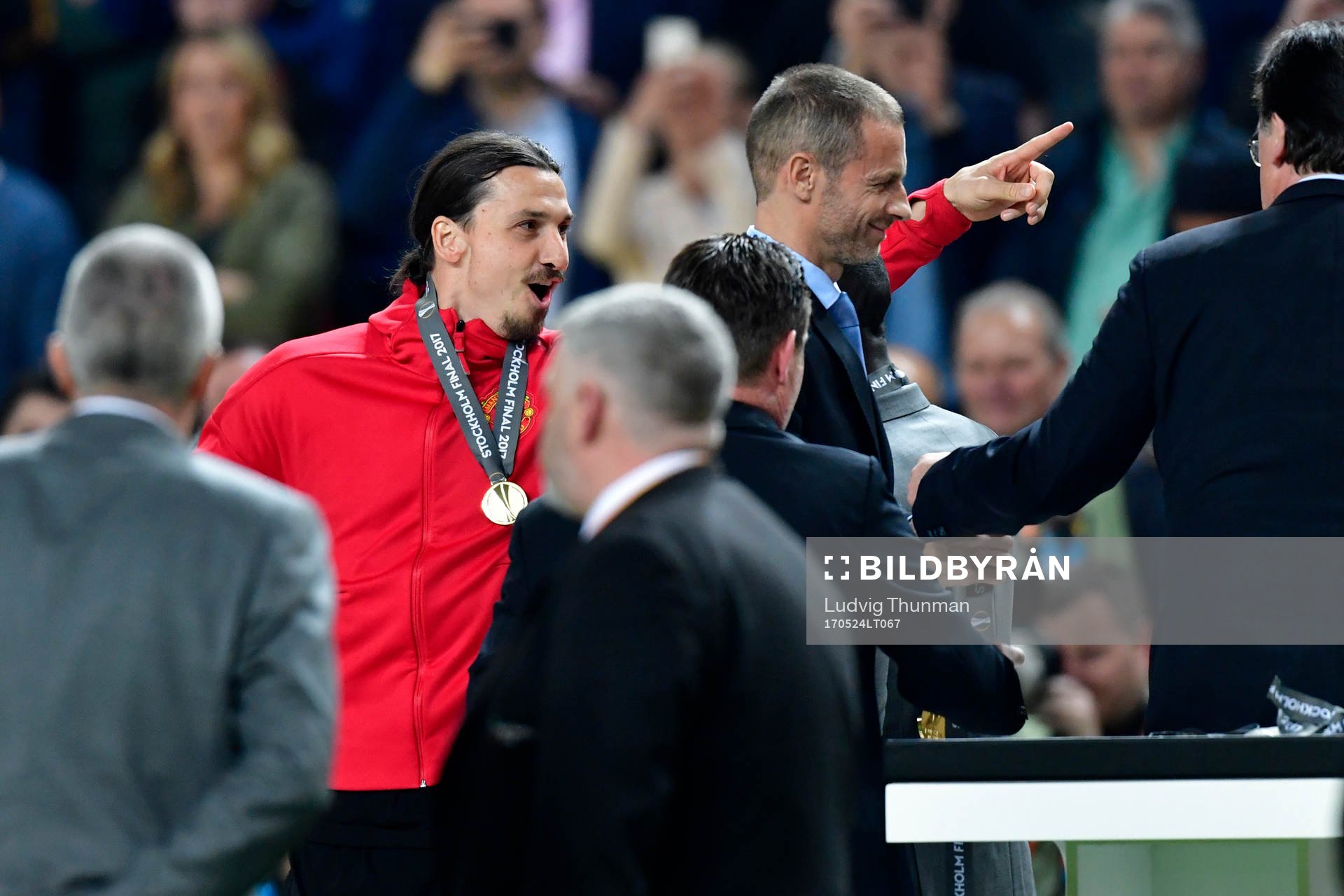 Manchester Uniteds Zlatan Ibrahimovic jublar med medaljen