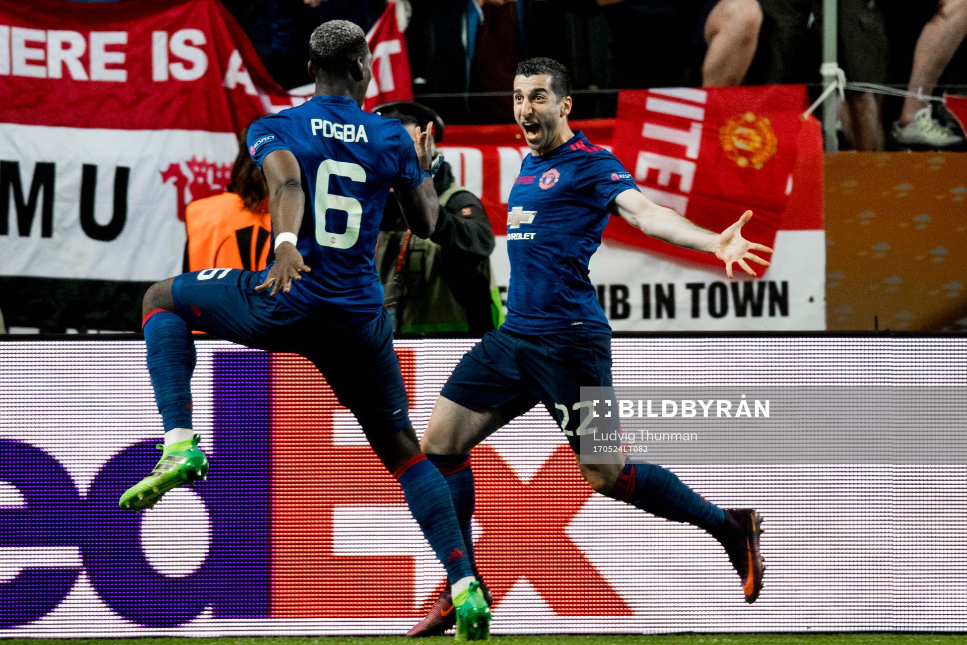Manchester Uniteds Henrikh Mkhitaryan jublar med Paul Pogba