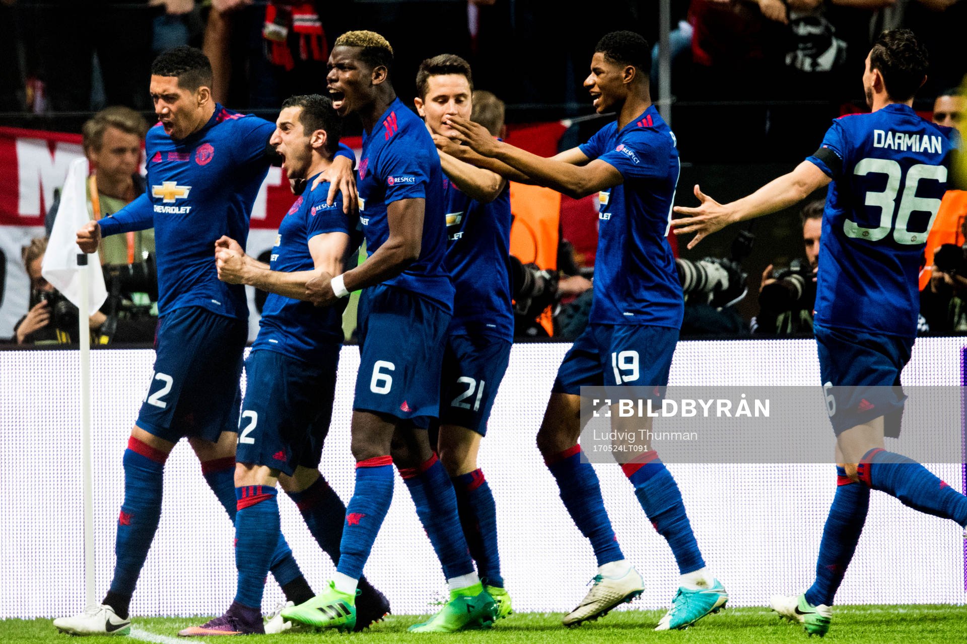 Manchester Uniteds Henrikh Mkhitaryan jublar med