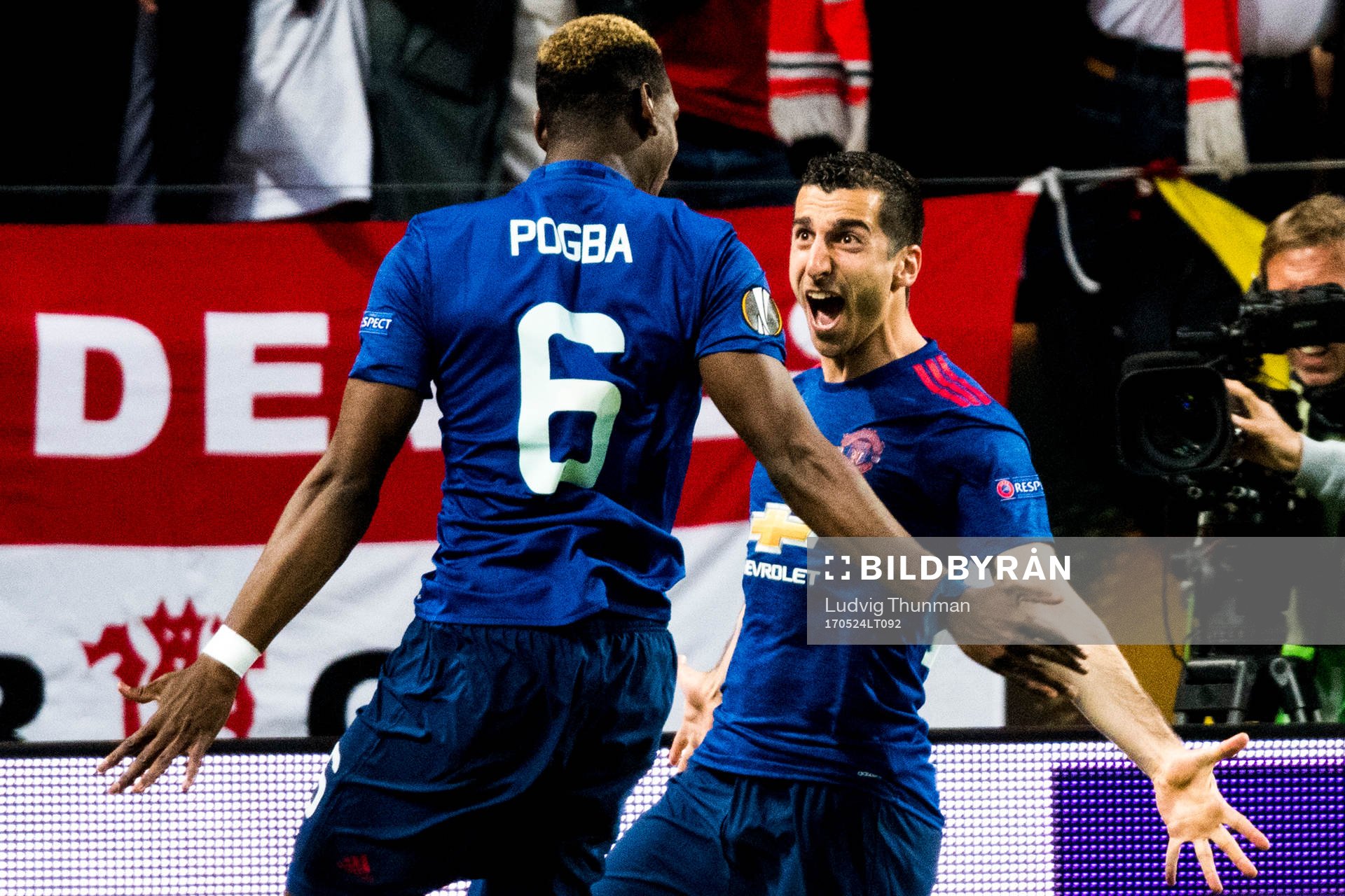 Manchester Uniteds Henrikh Mkhitaryan jublar med Juan Mata