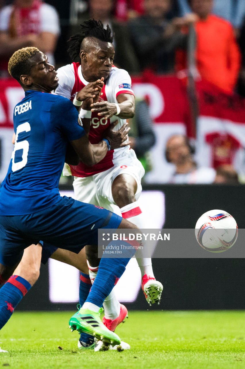 Manchester Uniteds Paul Pogba i kamp om bollen med Ajax