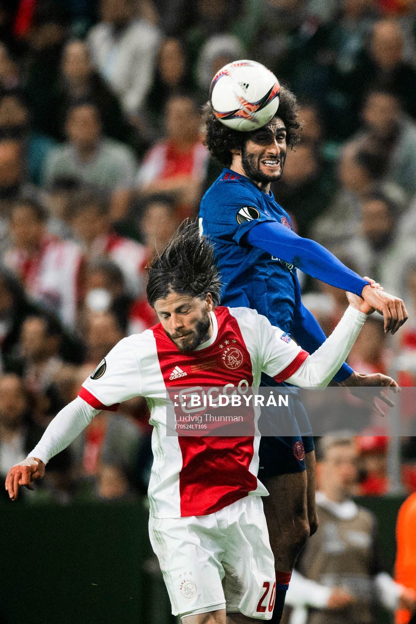 Manchester Uniteds Marouane Fellaini och Ajax Lasse Schöne