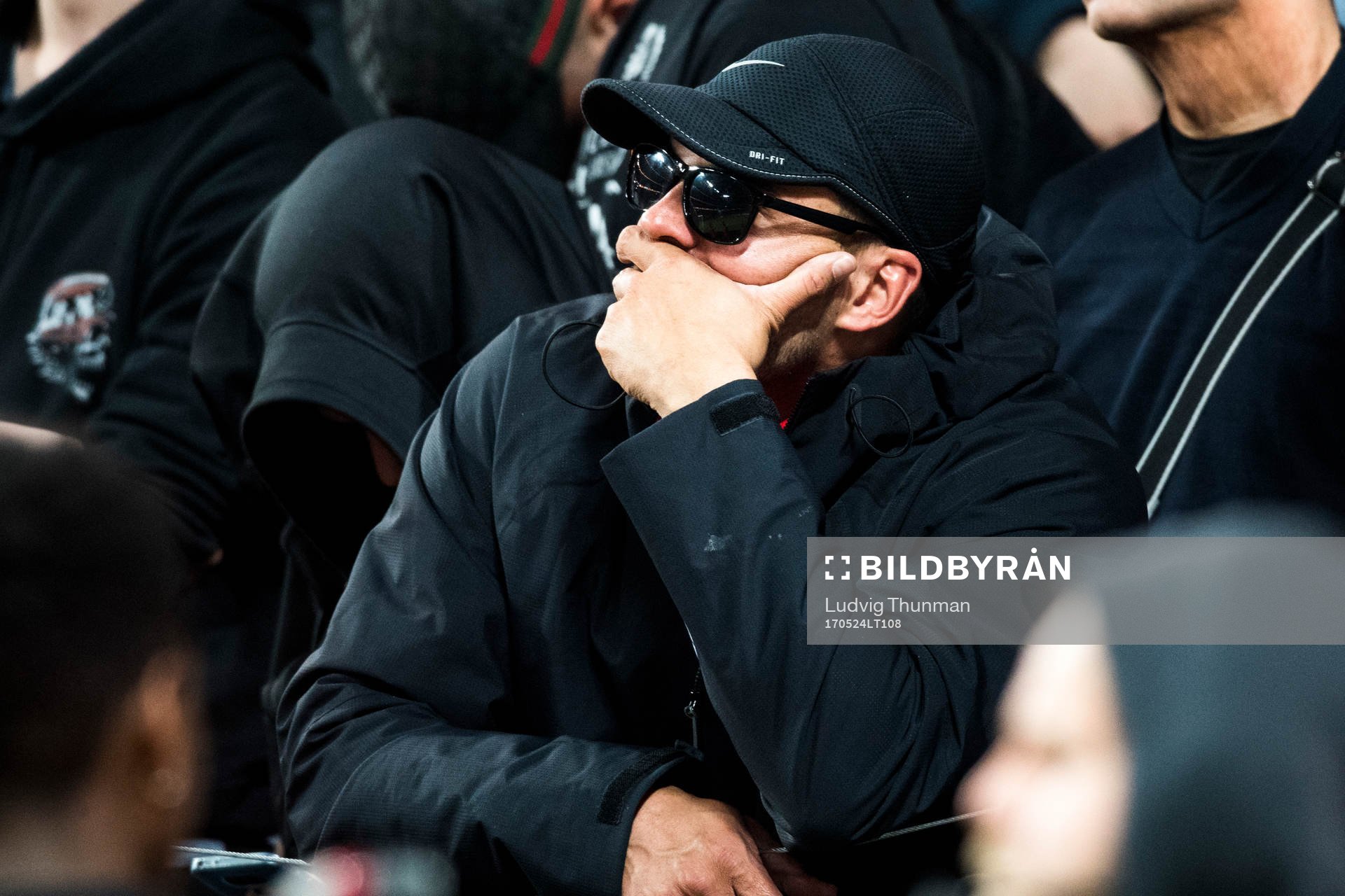 En Ajax supporter deppar på läktaren