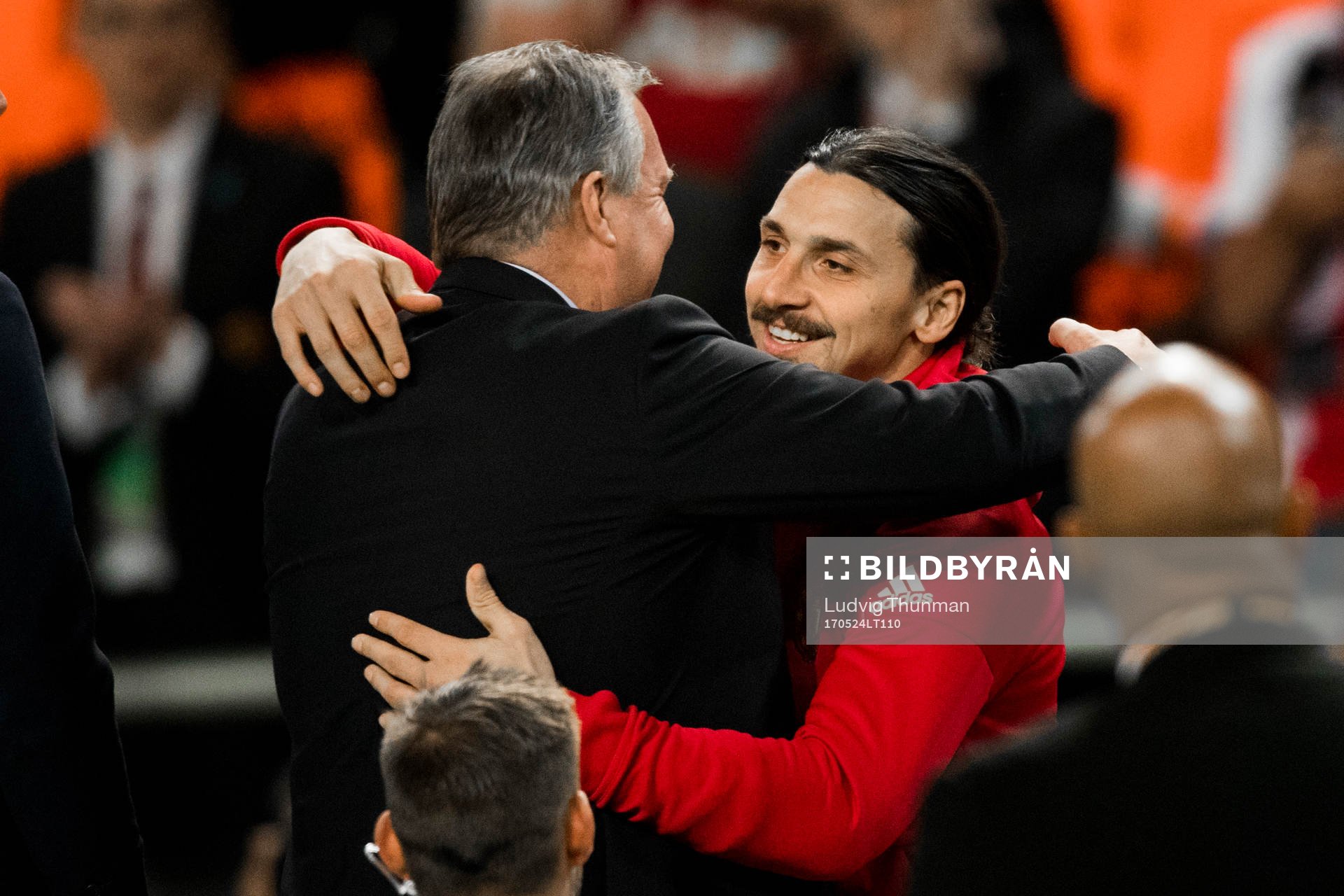 Svenska Fotbollsförbundets Ordförande Karl-Erik Nilsson kramar om Manchester Uniteds Zlatan Ibrahimovic under finalen i Europa League mellan Ajax och Manchester United den 24 maj 2017 i Stockholm.