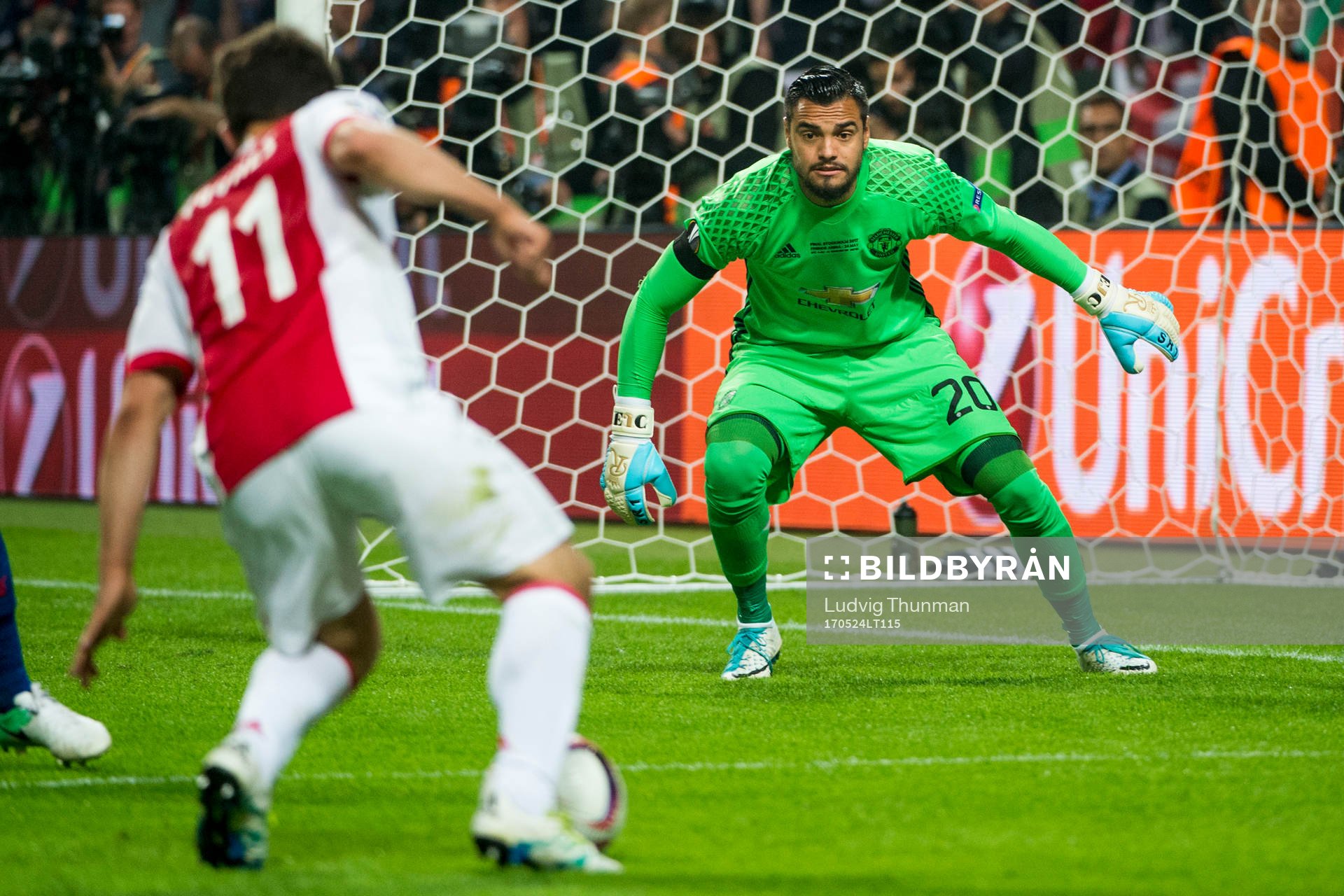 Ajax Amin Younes kommer fri mot Manchester Uniteds målvakt