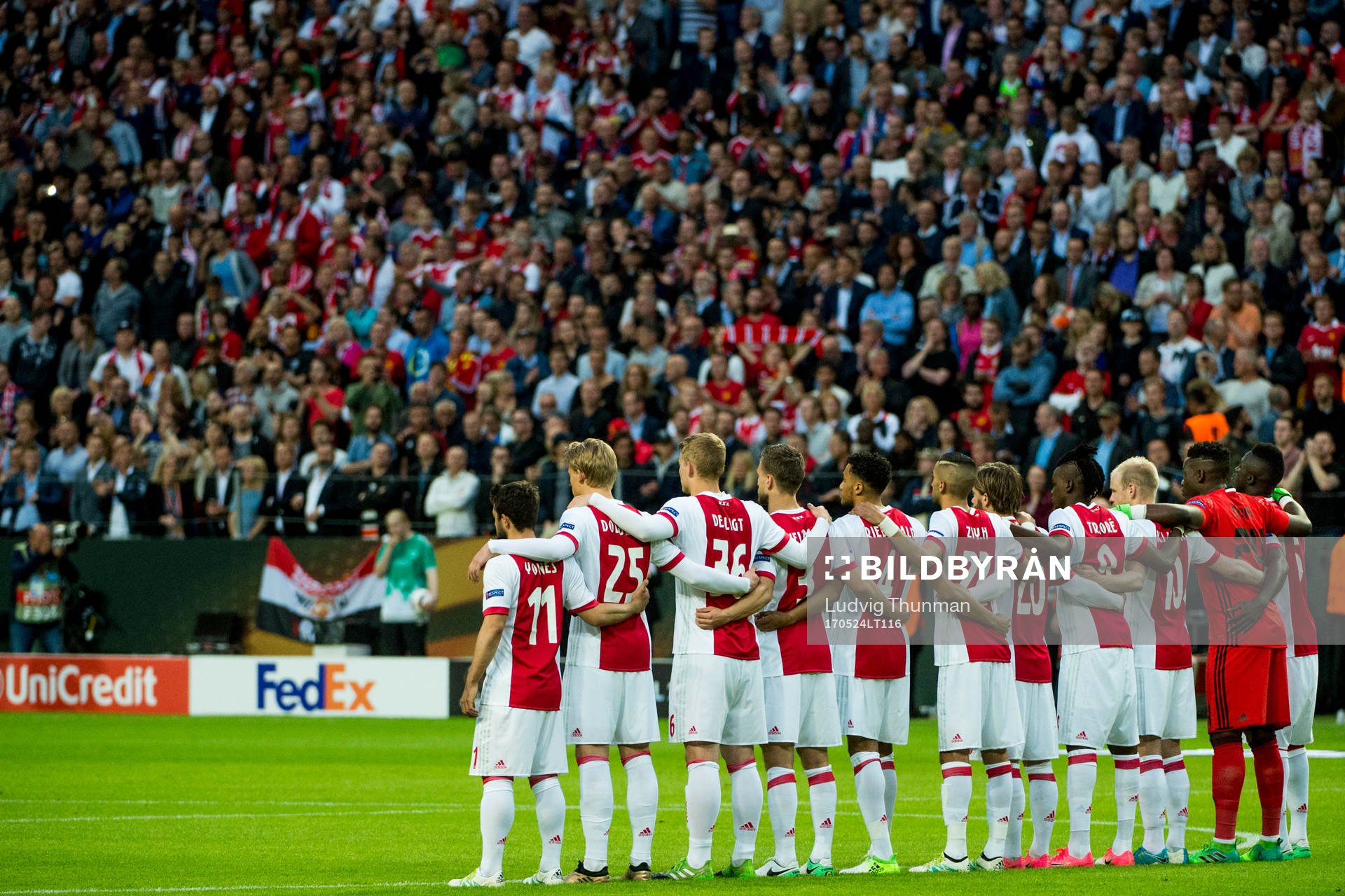 Ajax spelare ställer upp för en tyst minut