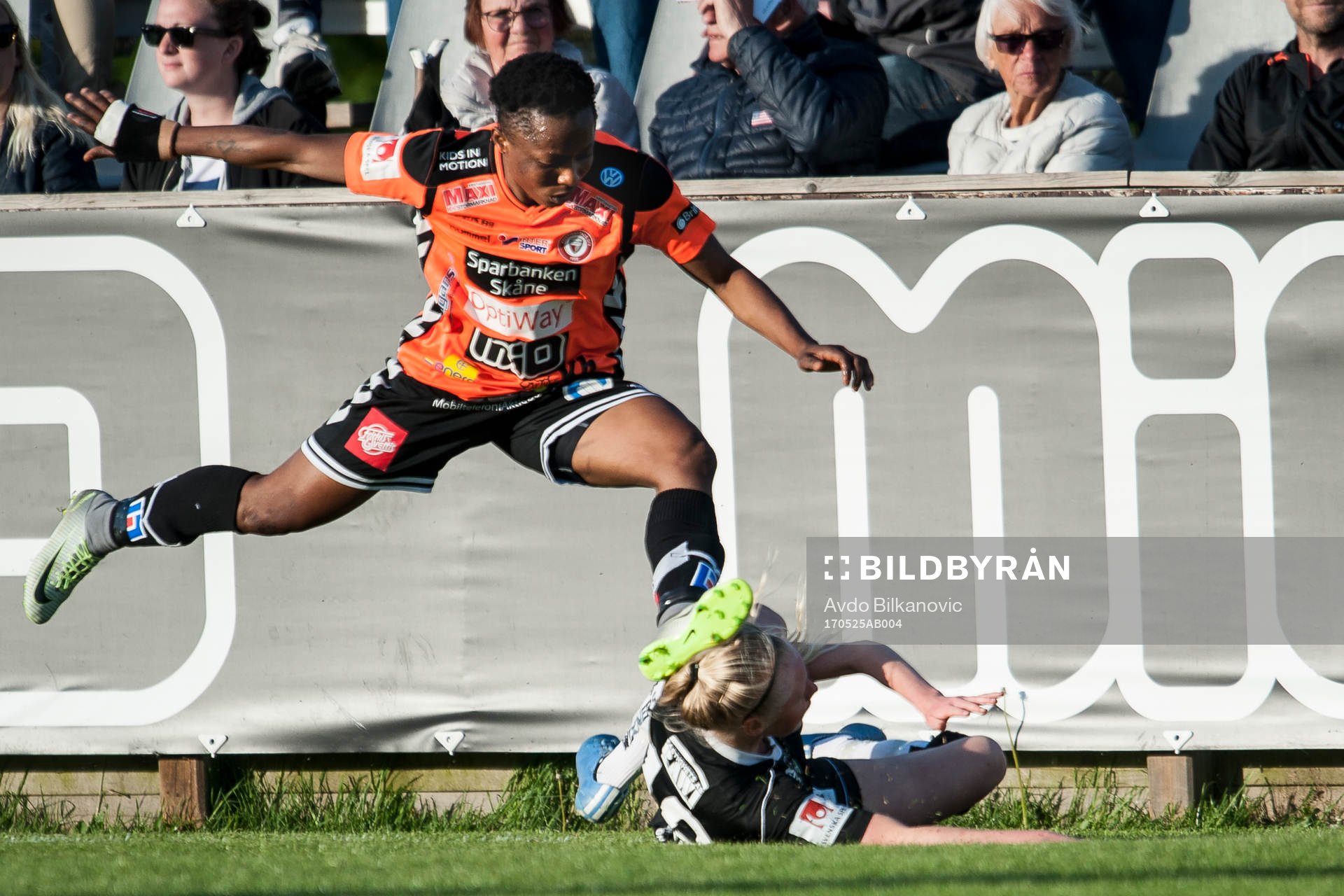 Kristianstads Ogonna Chukwudi flygger över Piteås Elin