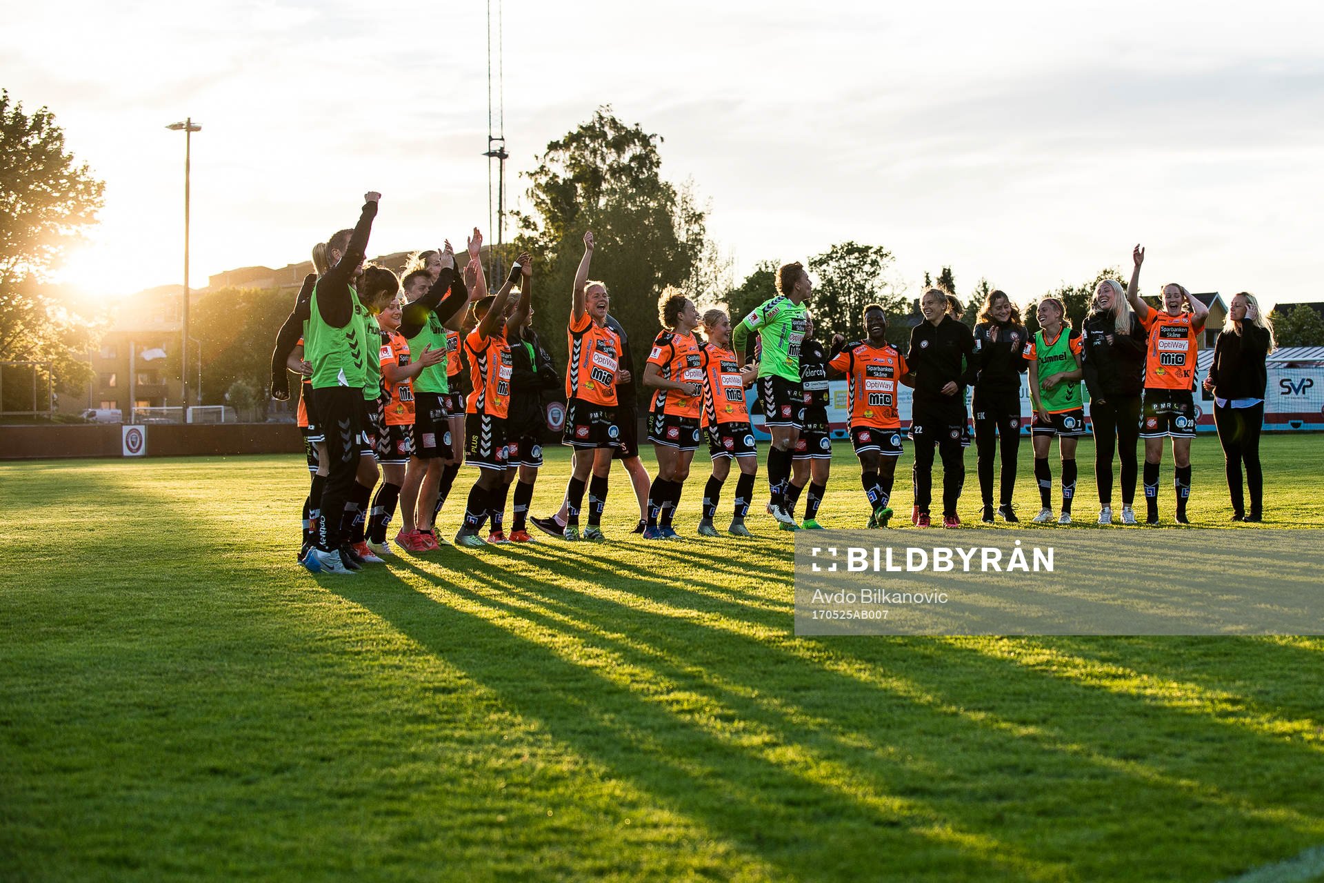Kristianstads spelare jublar efter slutsignalen under fotbollsmatchen i Damallsvenskan mellan Kristianstad och Piteå den 25 maj 2017 i Kristianstad.