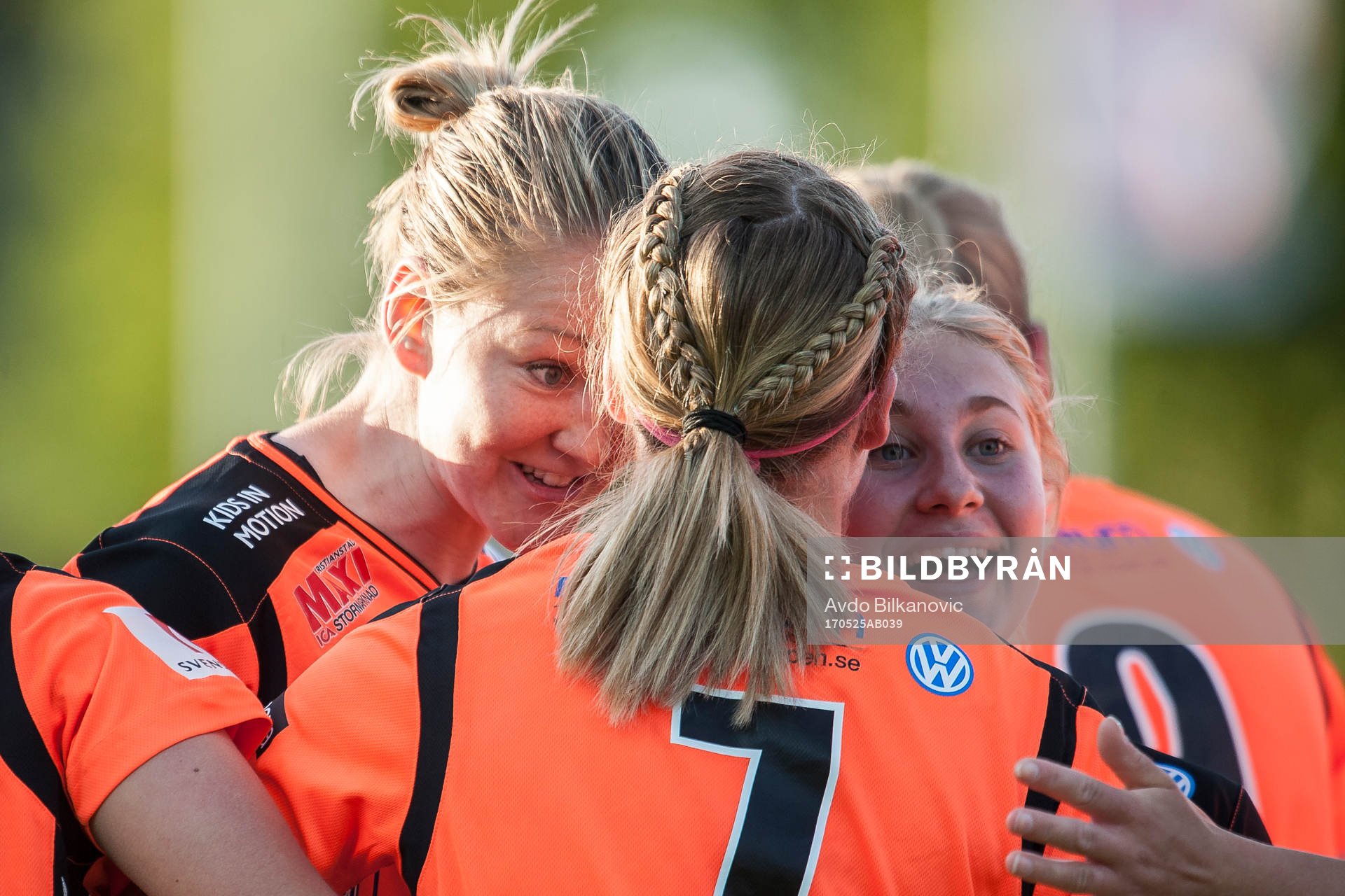 Kristianstads Mia Carlsson och Kajsa Törnkvist jublar med