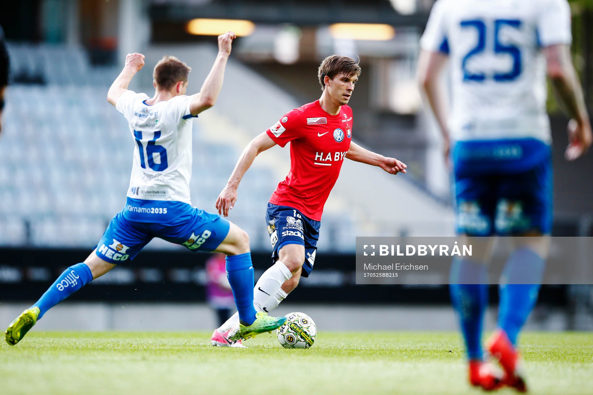 Örgrytes Daniel Paulson driver bollen mot Värnamos Oscar