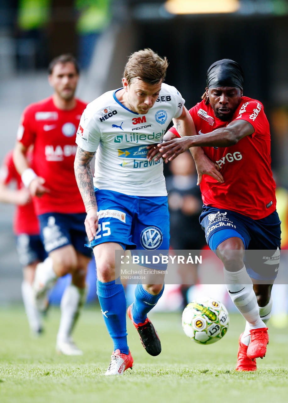 Värnamos Victor Nilsson i kamp om bollen med Örgrytes