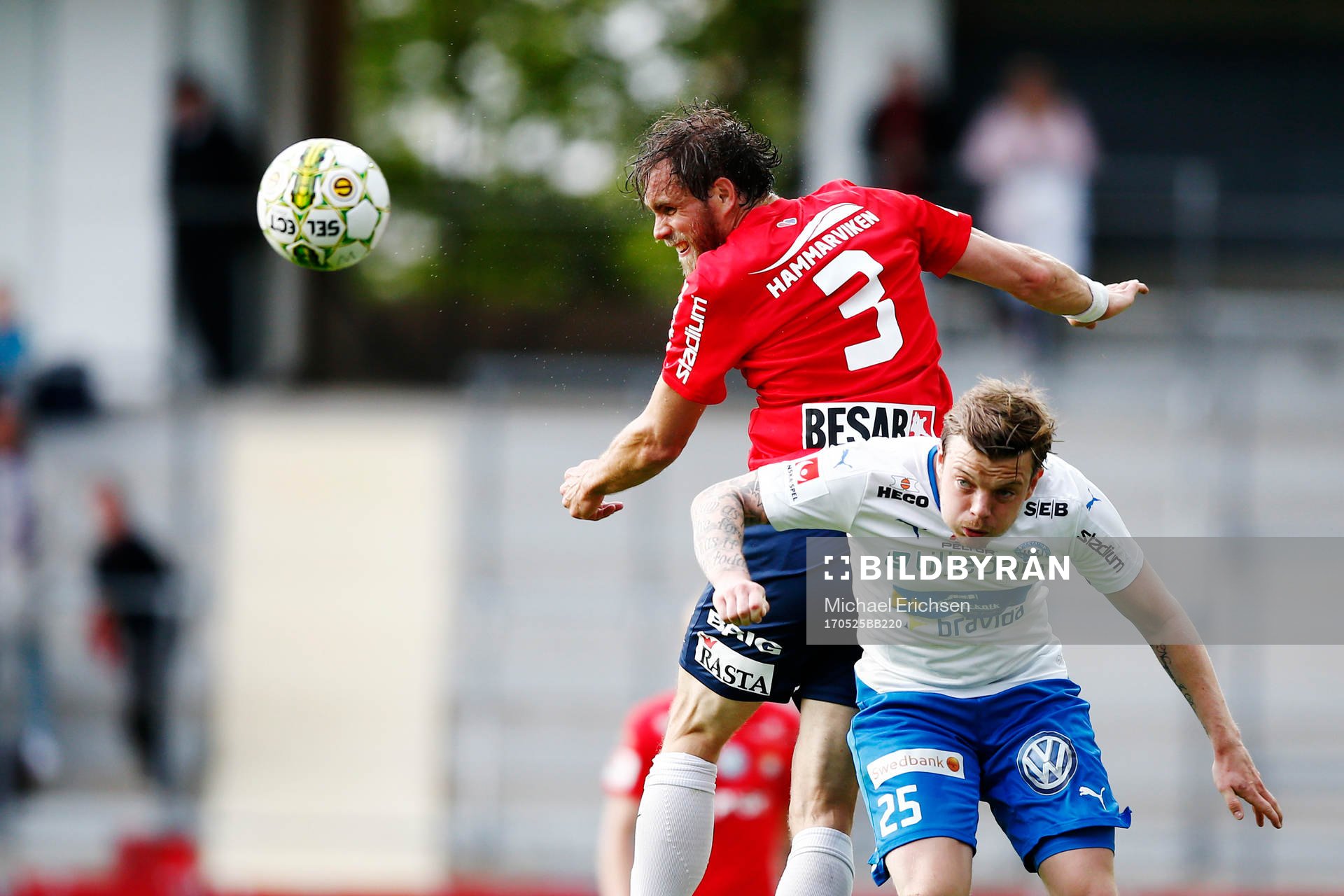 Örgrytes Johan Elmander i nickduell med Värnamos Victor Nilsson under fotbollsmatchen i Superettan mellan Örgryte och Värnamo den 17 maj 2017 i Göteborg.