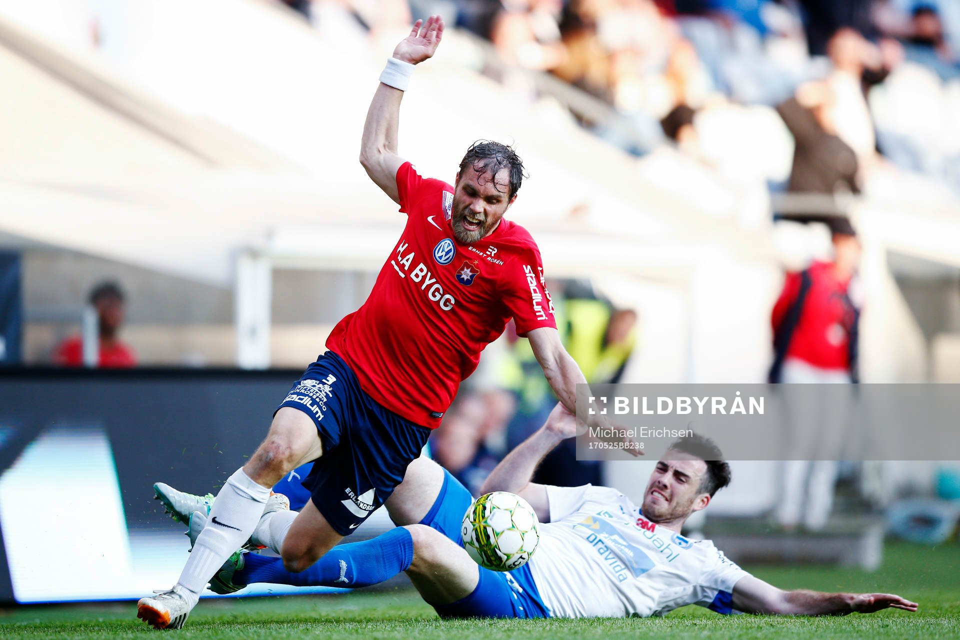 Örgrytes Johan Elmander glidtacklas av Värnamos Tyler Lissette under fotbollsmatchen i Superettan mellan Örgryte och Värnamo den 17 maj 2017 i Göteborg.