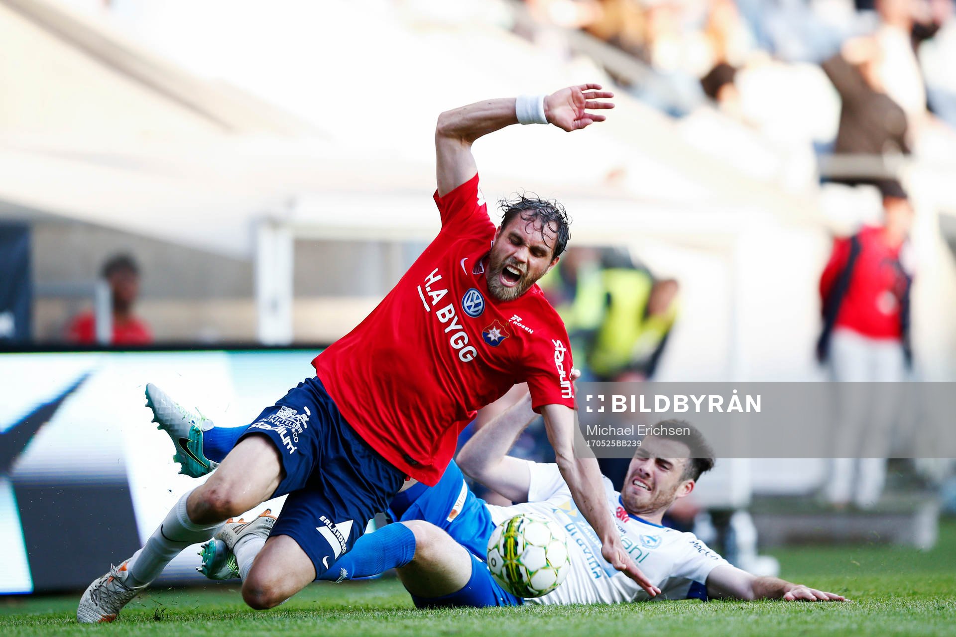 Örgrytes Johan Elmander glidtacklas av Värnamos Tyler