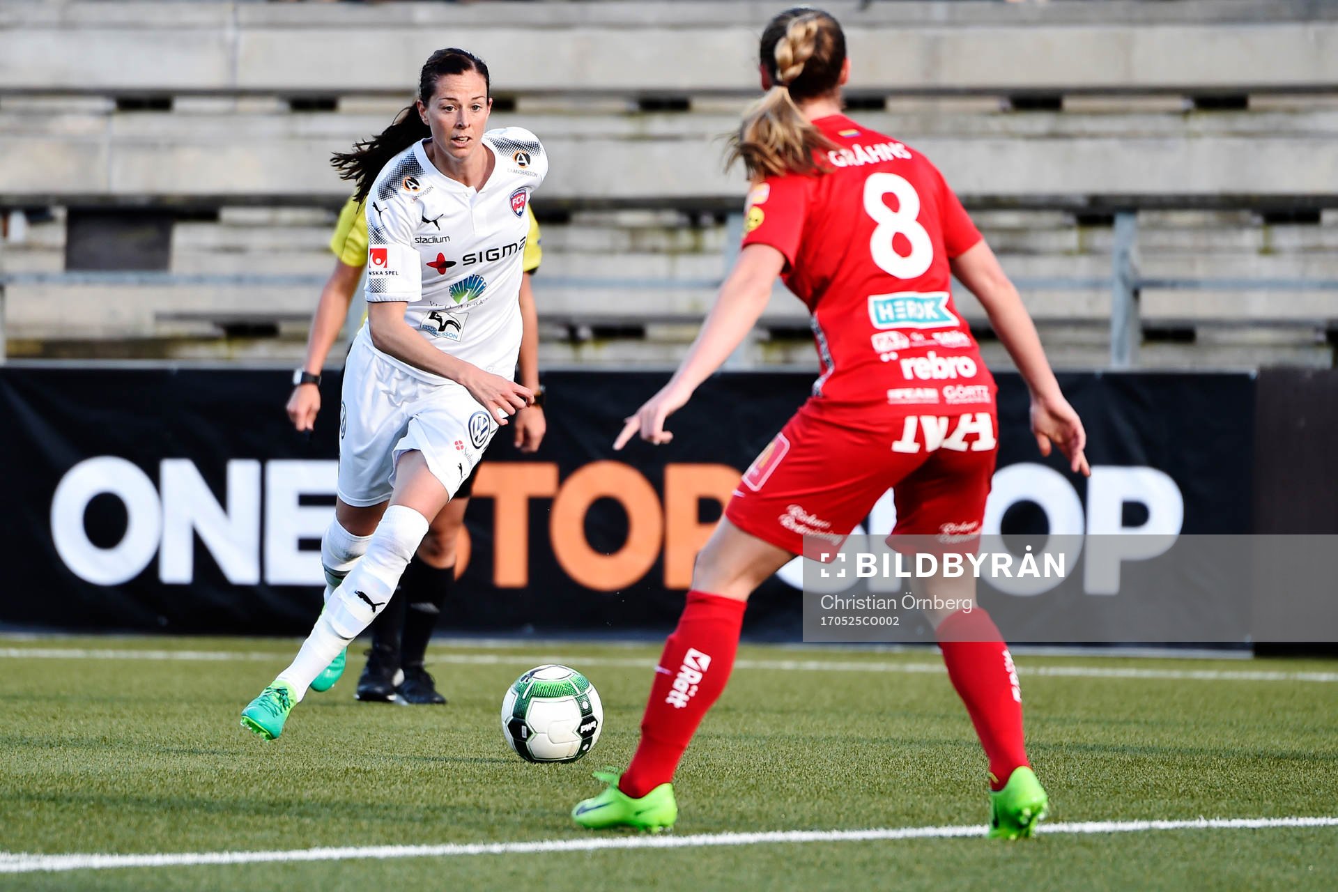 Rosengårds Lotta Schelin driver bollen mot Örebros Hanne