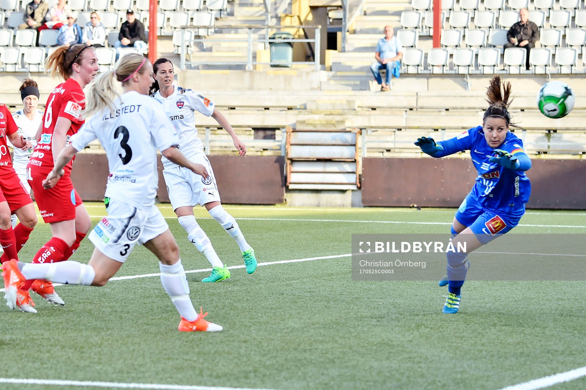 Rosengårds Amanda Ilestedt avslutar mot Örebros målvakt