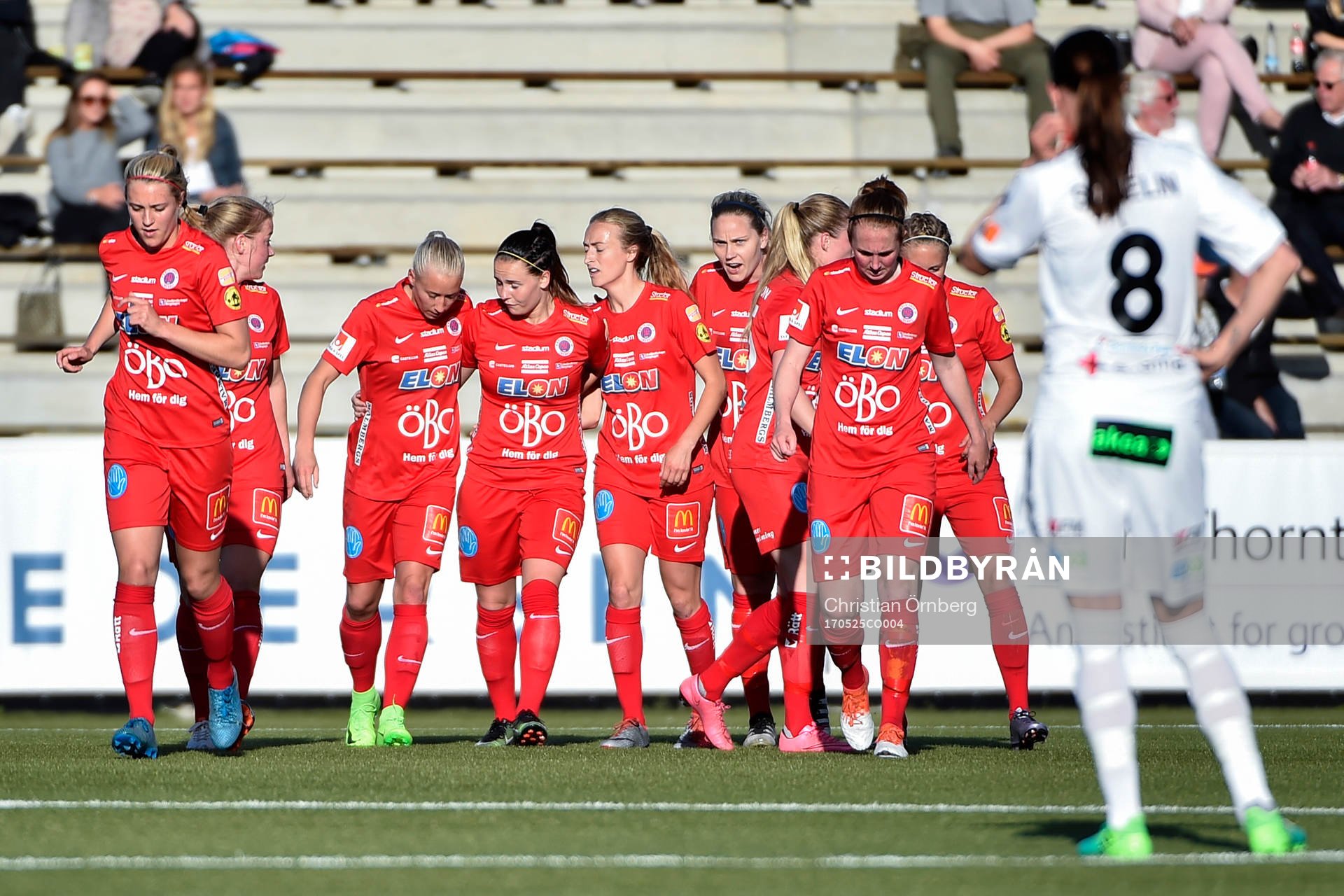 Örebros Melissa Tancredi jublar med lagkamrater