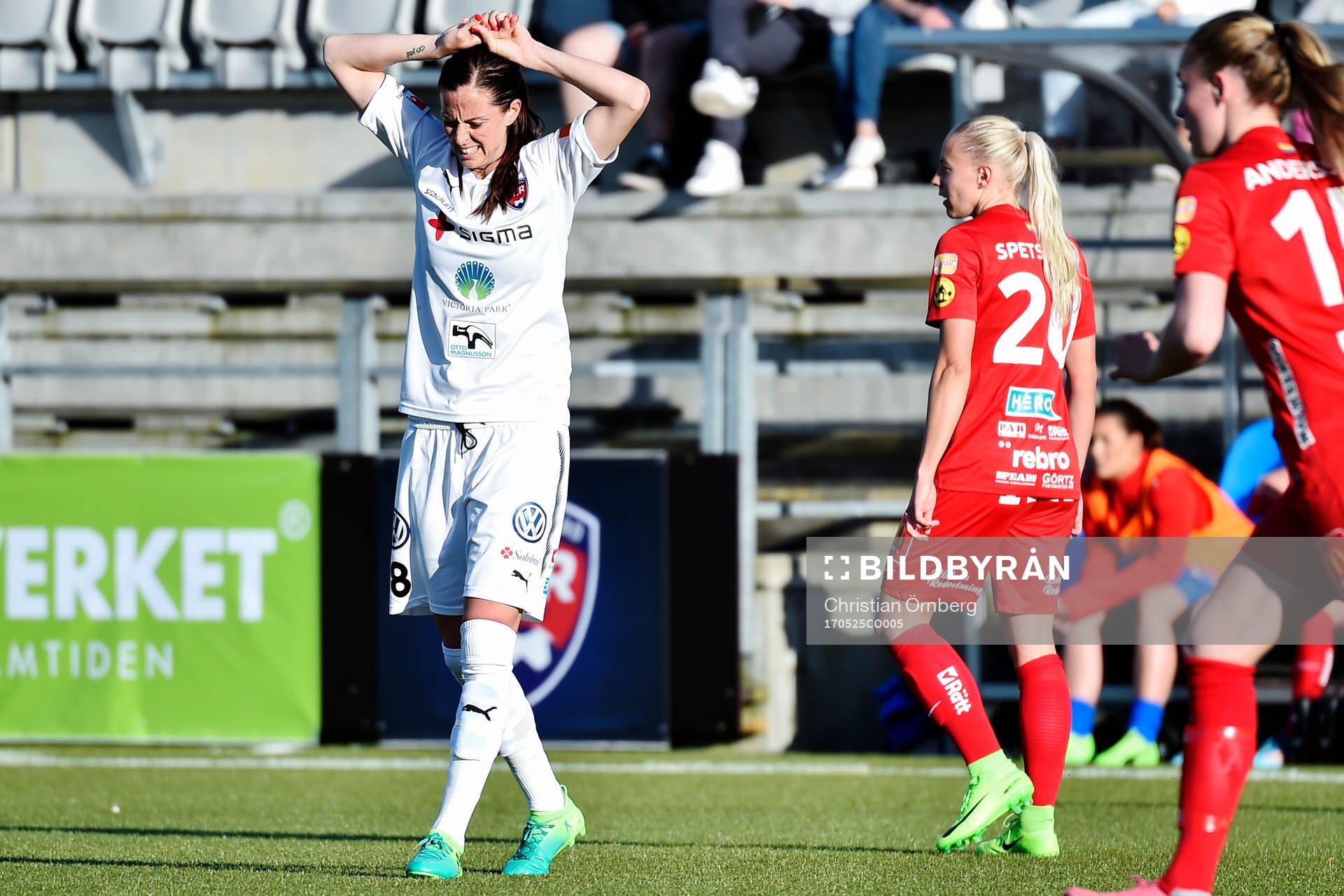 Rosengårds Lotta Schelin tar sig för huvudet efter en närkamp under fotbollsmatchen i Damallsvenskan mellan Rosengård och Örebro den 25 maj 2017 i Malmö.