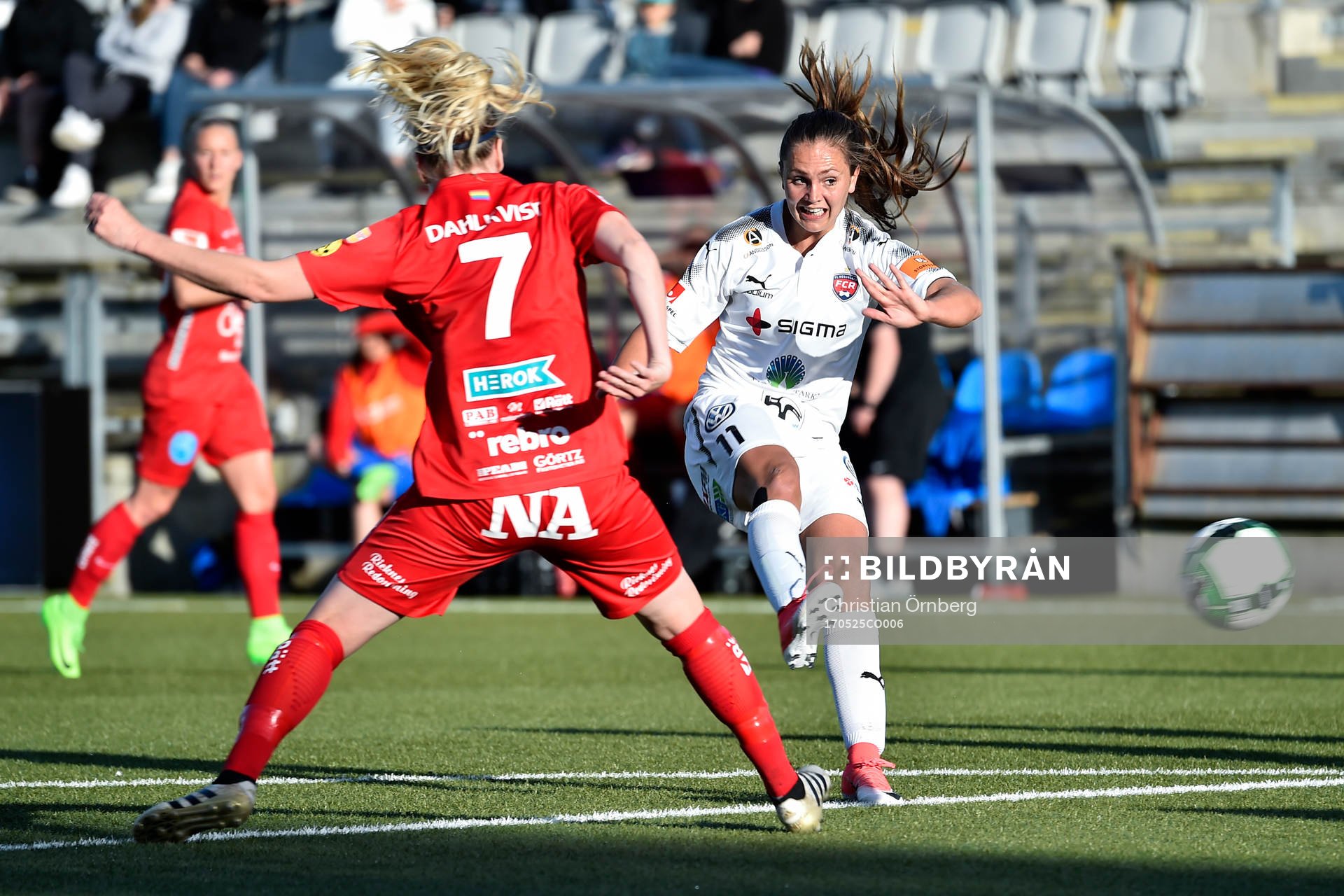 Örebros Elin Johansson i kamp om bollen med Rosengårds