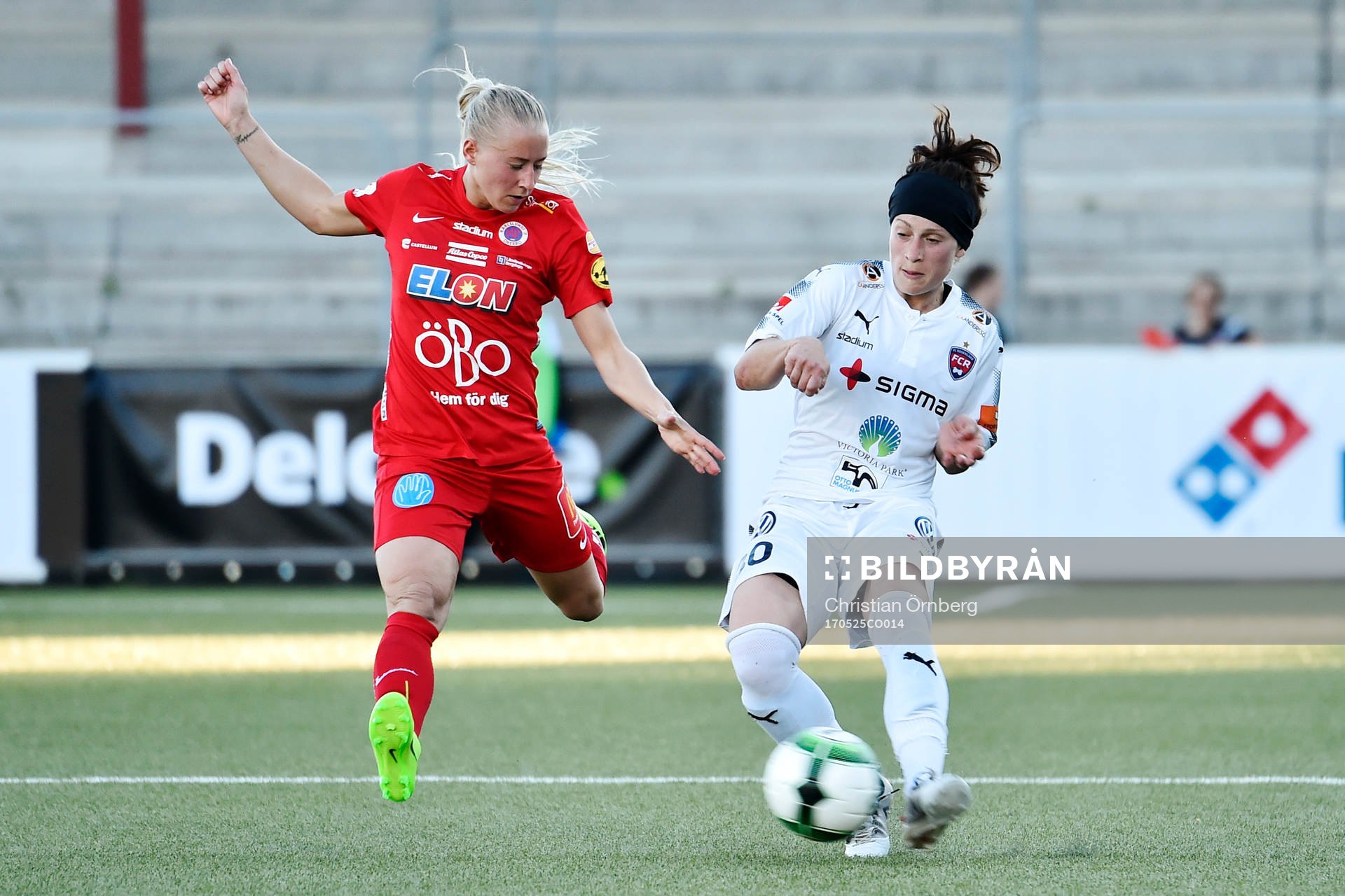 Örebros Julia Spetsmark i kamp om bollen med Rosengårds
