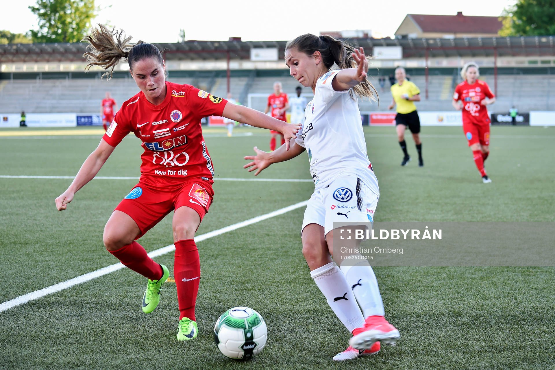 Örebros Hanne Gråhns i kamp om bollen med Rosengårds