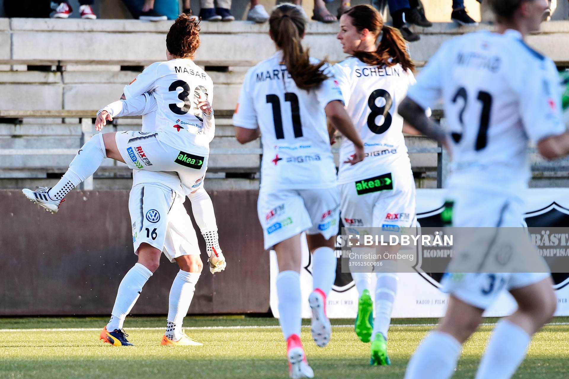 Rosengårds Lina Nilsson jublar med lagkamrater