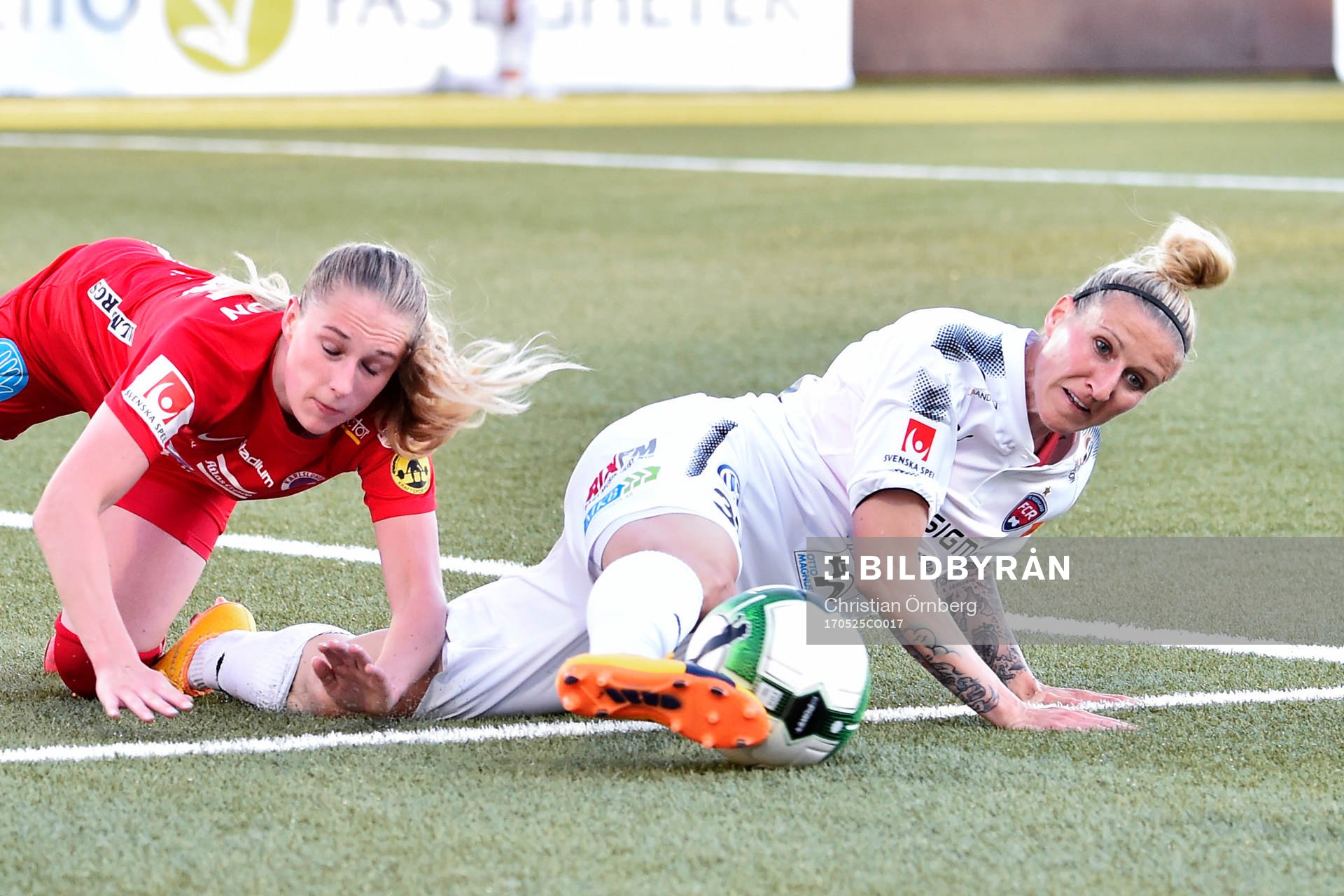 Örebros Jennie Wecksell  i kamp om bollen med Rosengårds