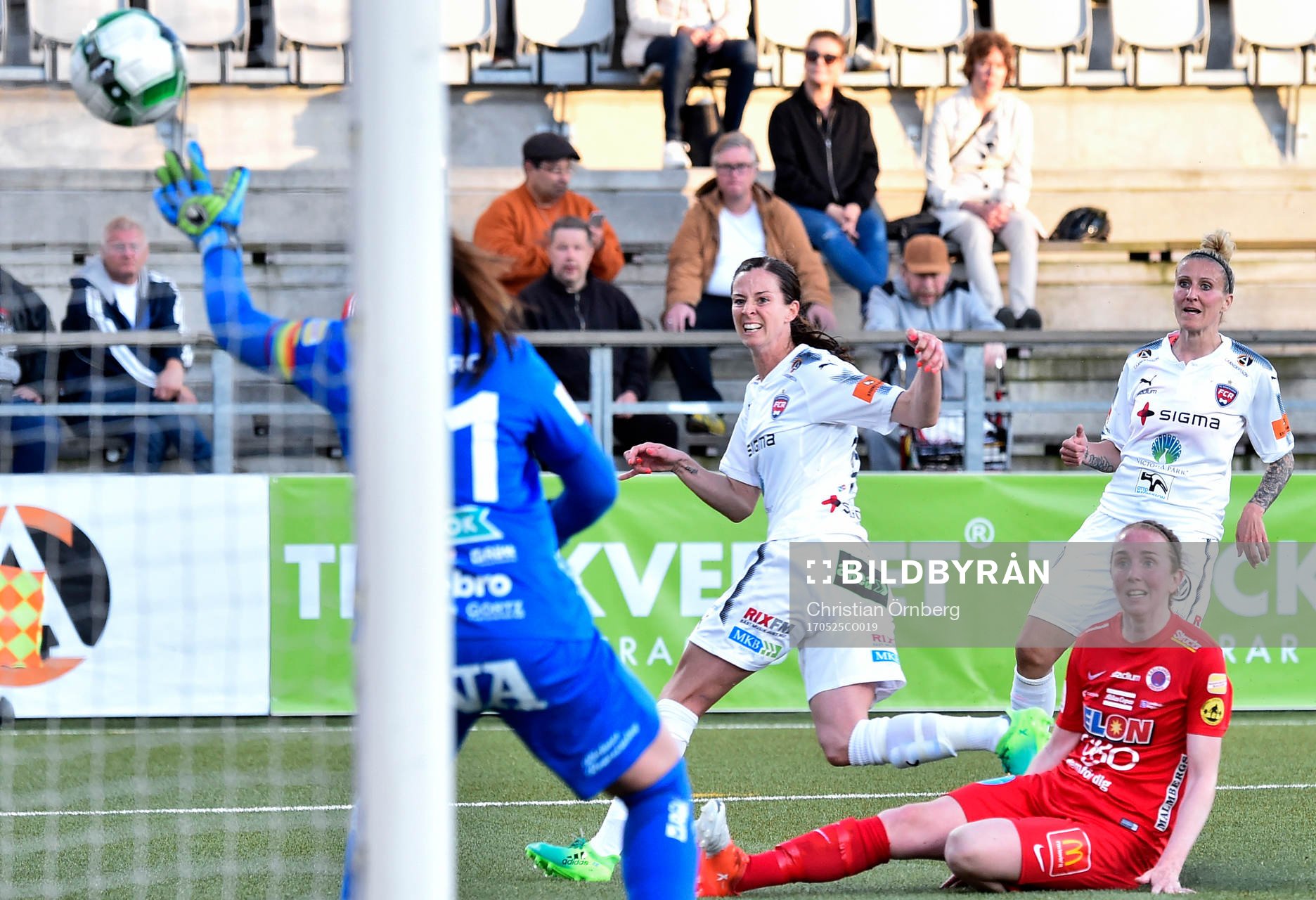 Rosengårds Lotta Schelin gör 2-1-målet bakom Örebros