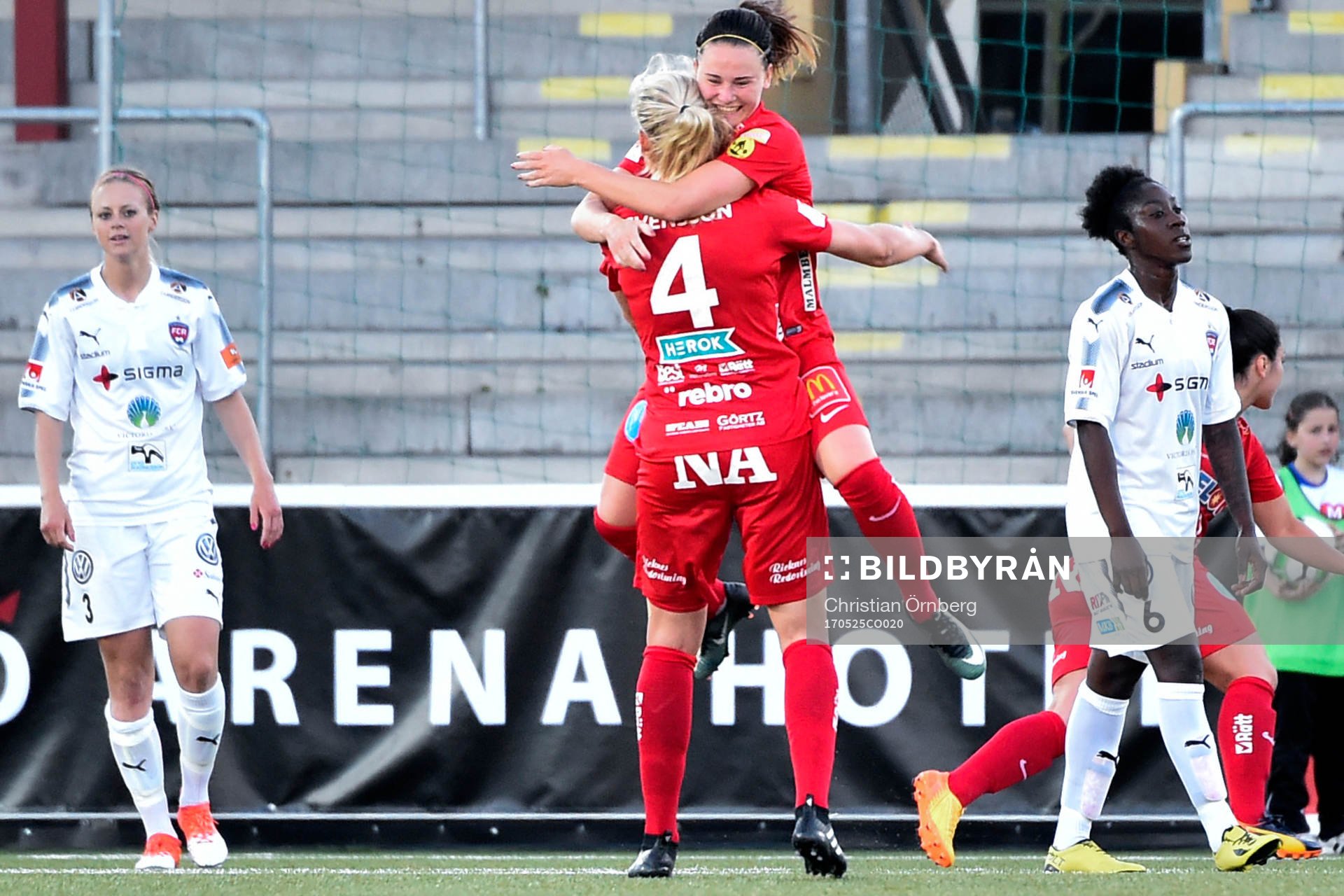 Örebros Melissa Tancredi jublar