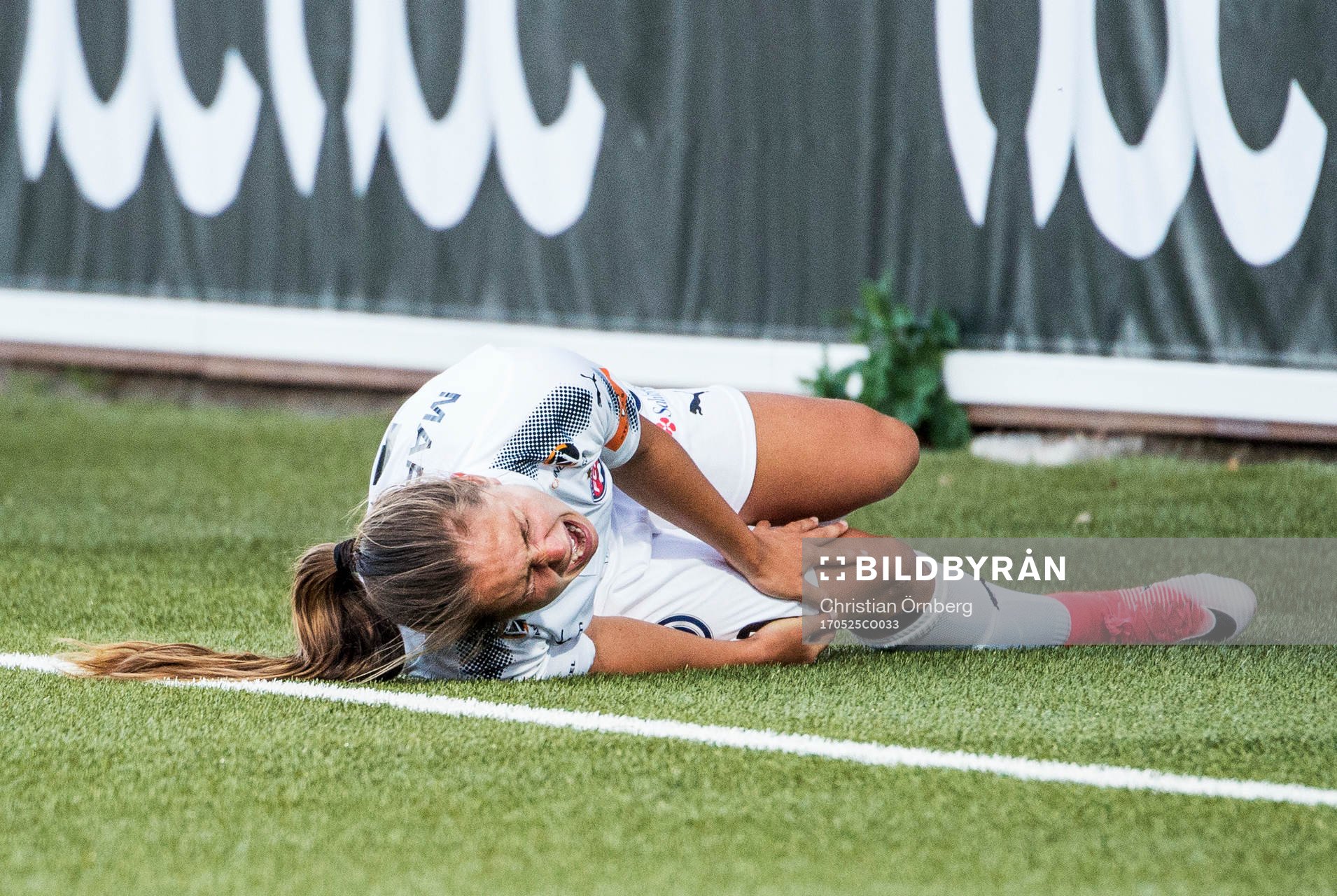 Rosengårds Lieke Martens tar sig för knät