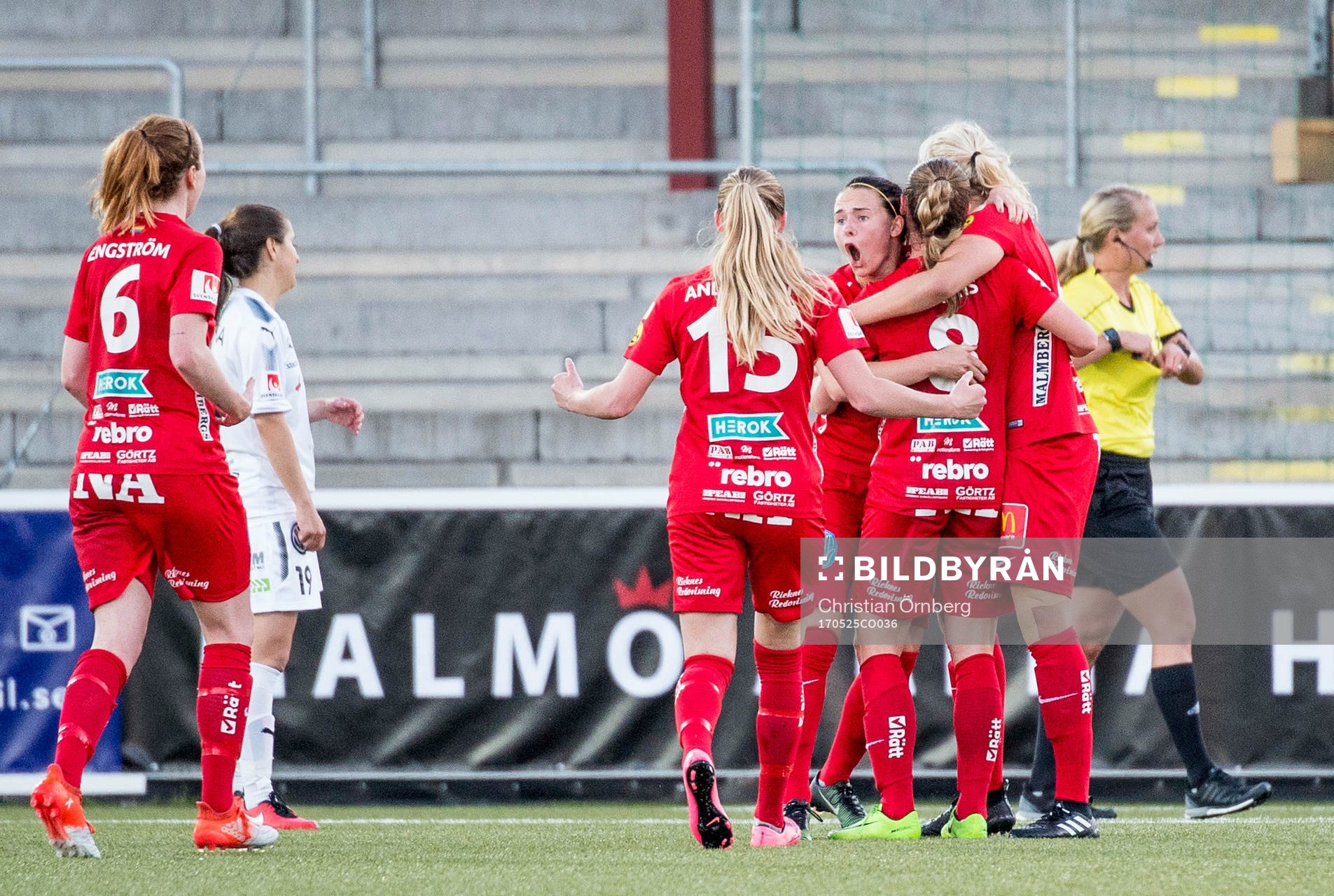 Örebros Emma Jansson jublar med lagkamraterna