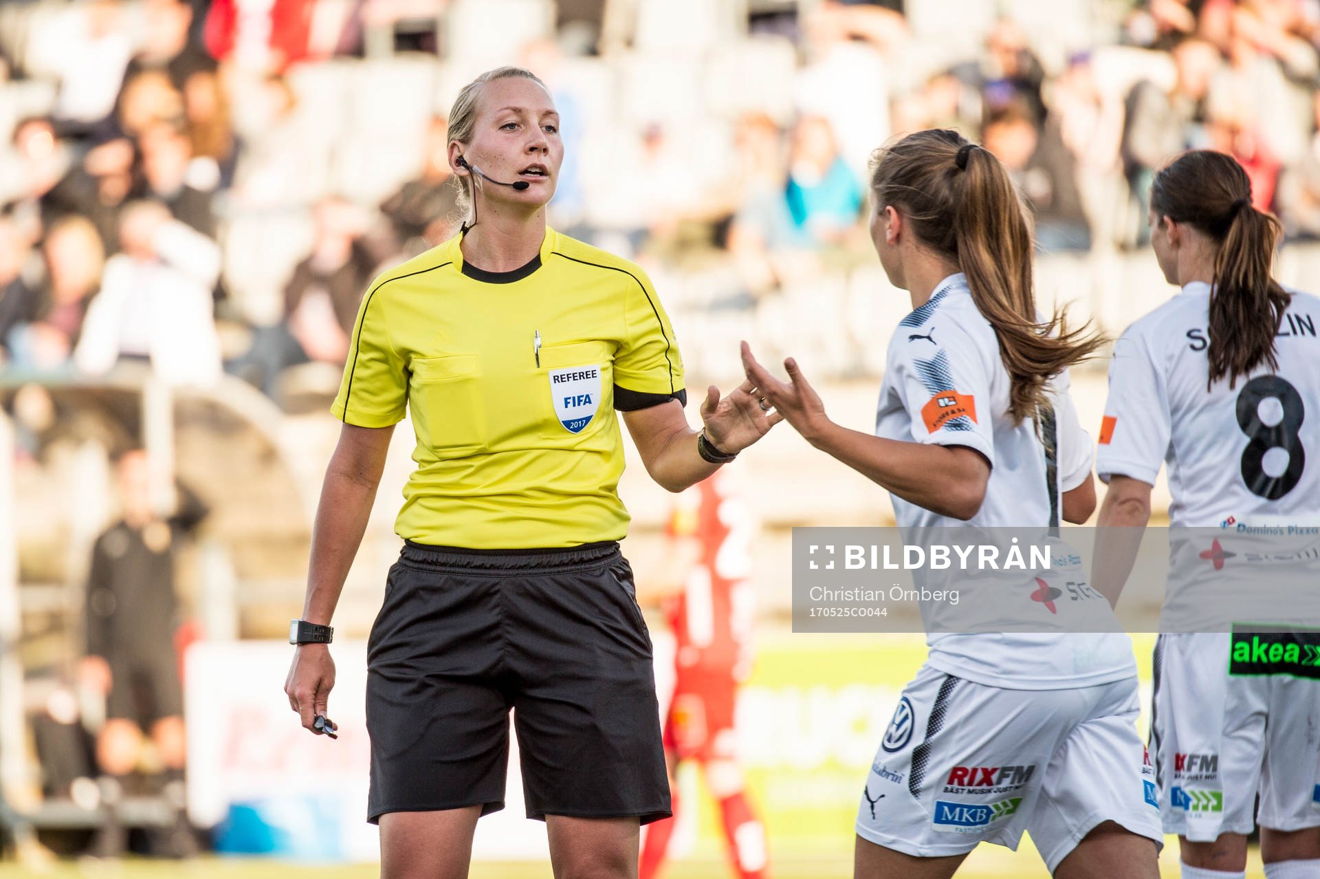 Domaren Tess Olofsson och Rosengårds Lieke Martens
