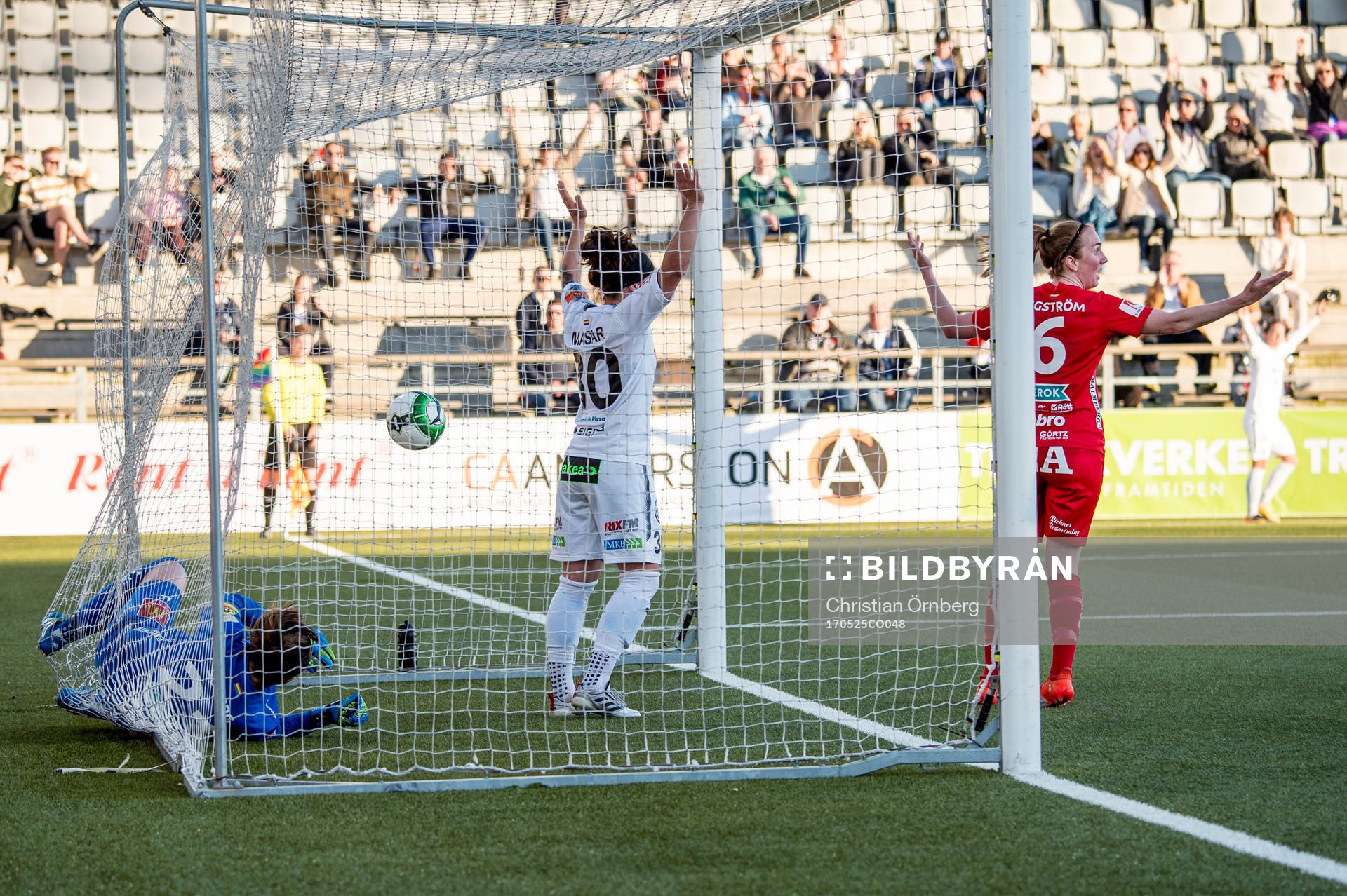 Rosengårds Ella Masar McLeod och Lina Nilsson jublar