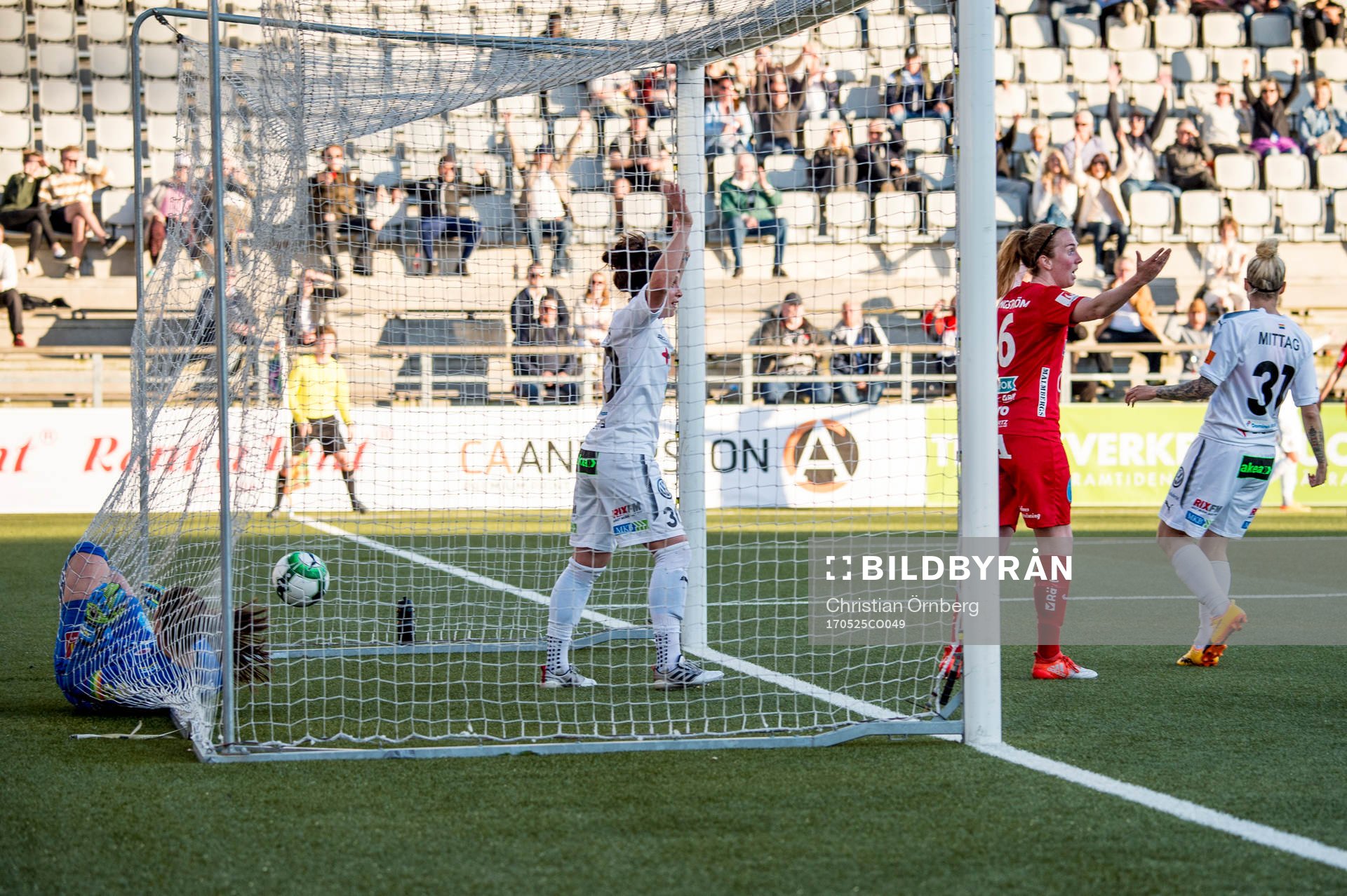 Rosengårds Ella Masar McLeod och Lina Nilsson jublar