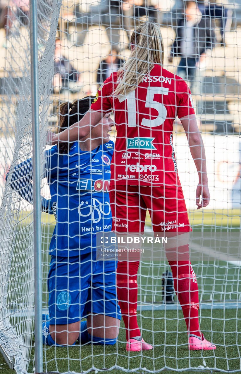 Örebros målvakt Carola Söberg tittas till av Emelie