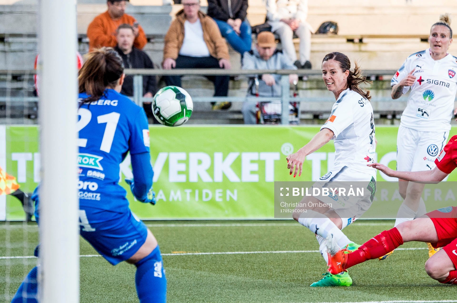 Rosengårds Lotta Schelin gör 2-2 på Örebros målvakt